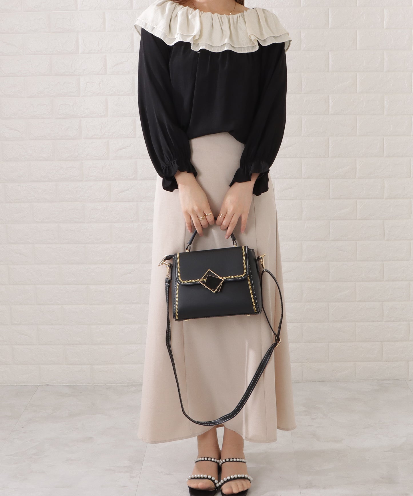 スクエアモチーフ付きレザー調バイカラーショルダーバッグ