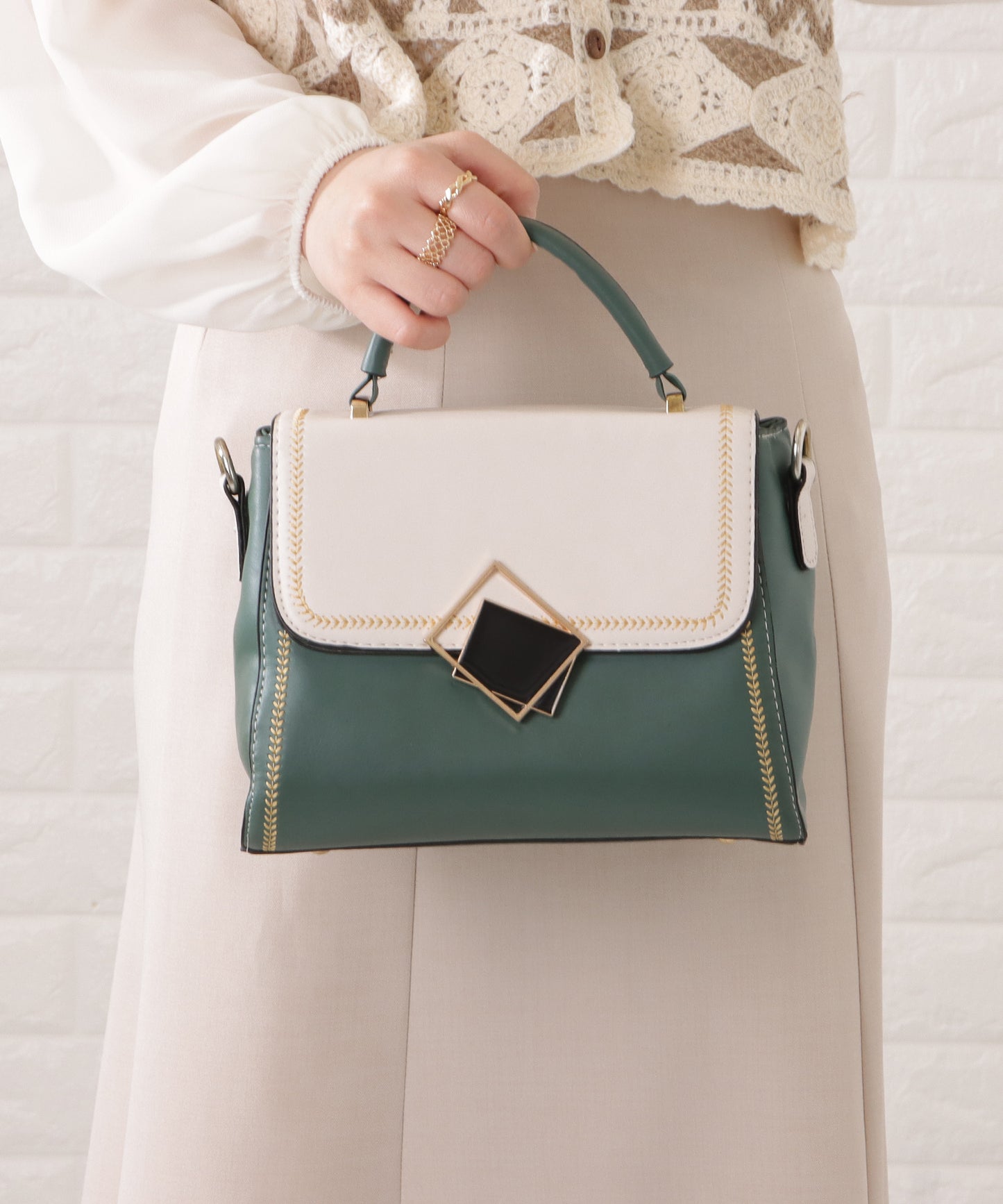 スクエアモチーフ付きレザー調バイカラーショルダーバッグ