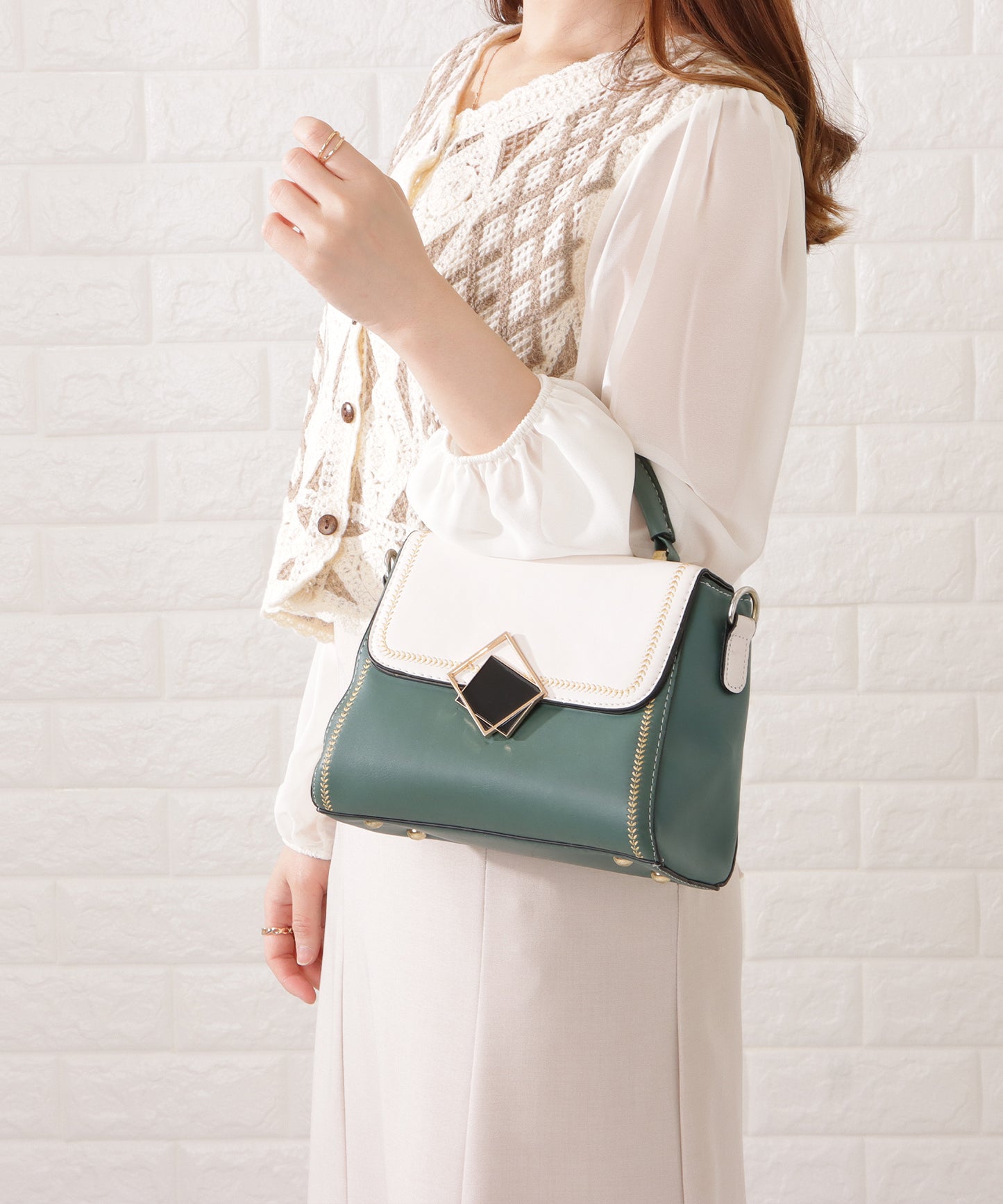 スクエアモチーフ付きレザー調バイカラーショルダーバッグ