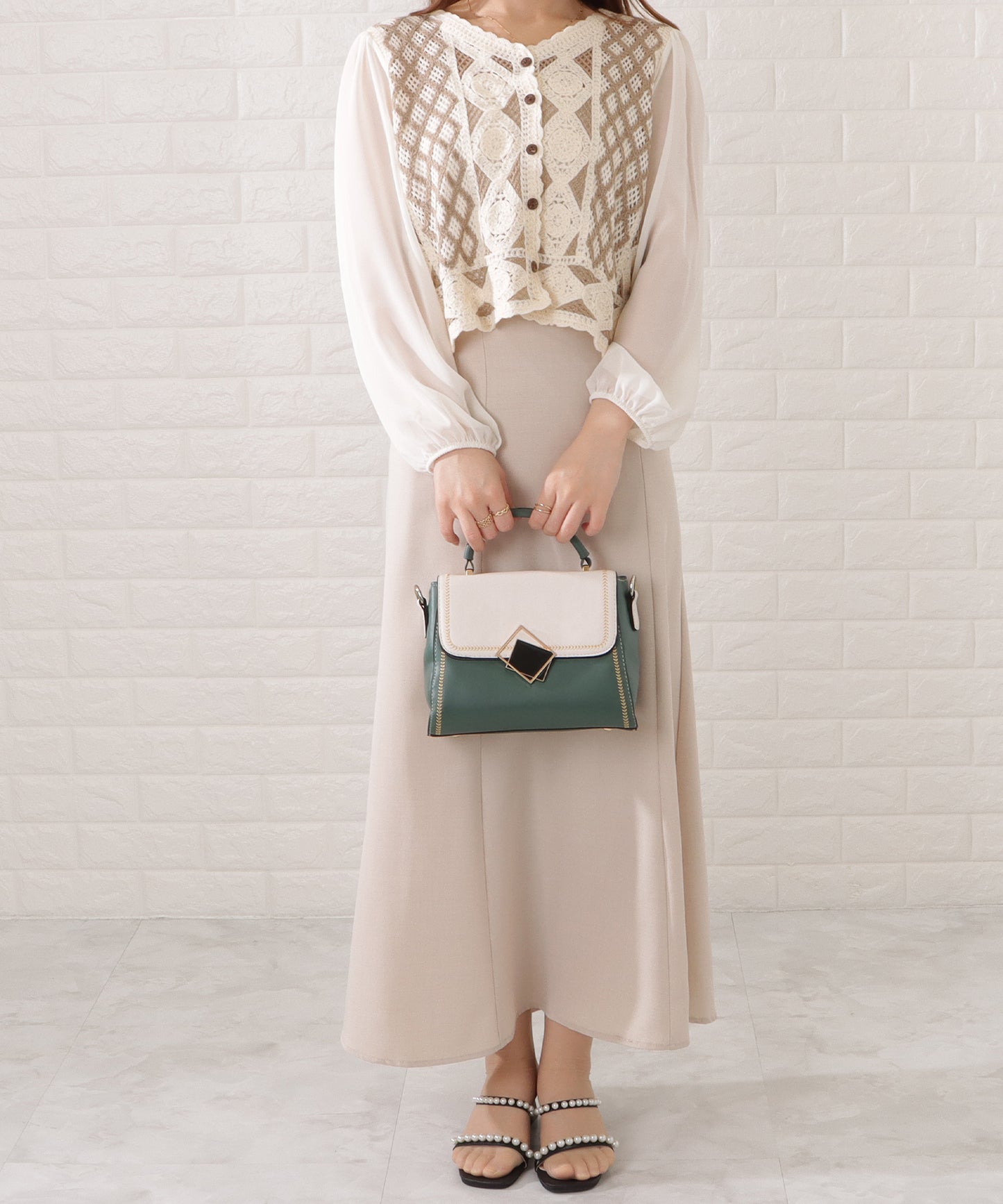 スクエアモチーフ付きレザー調バイカラーショルダーバッグ