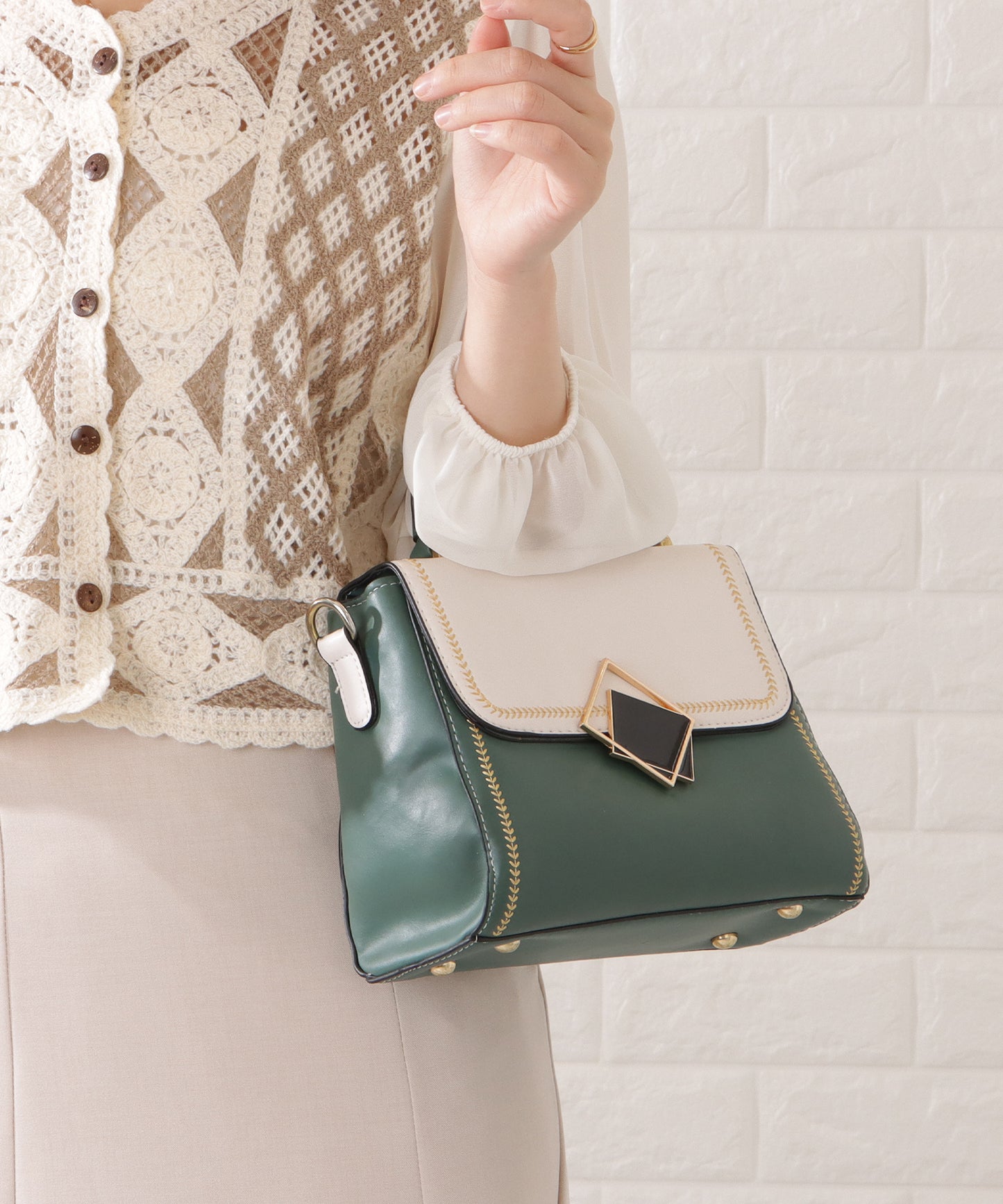 スクエアモチーフ付きレザー調バイカラーショルダーバッグ