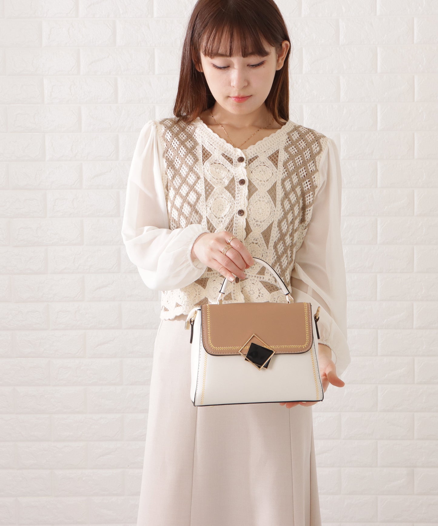 スクエアモチーフ付きレザー調バイカラーショルダーバッグ