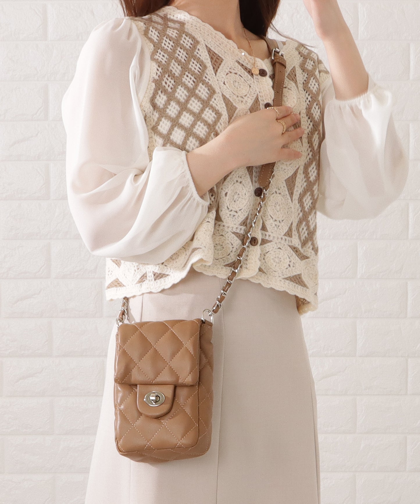 メタリックバックル付きレザー調キルティングショルダーバッグ