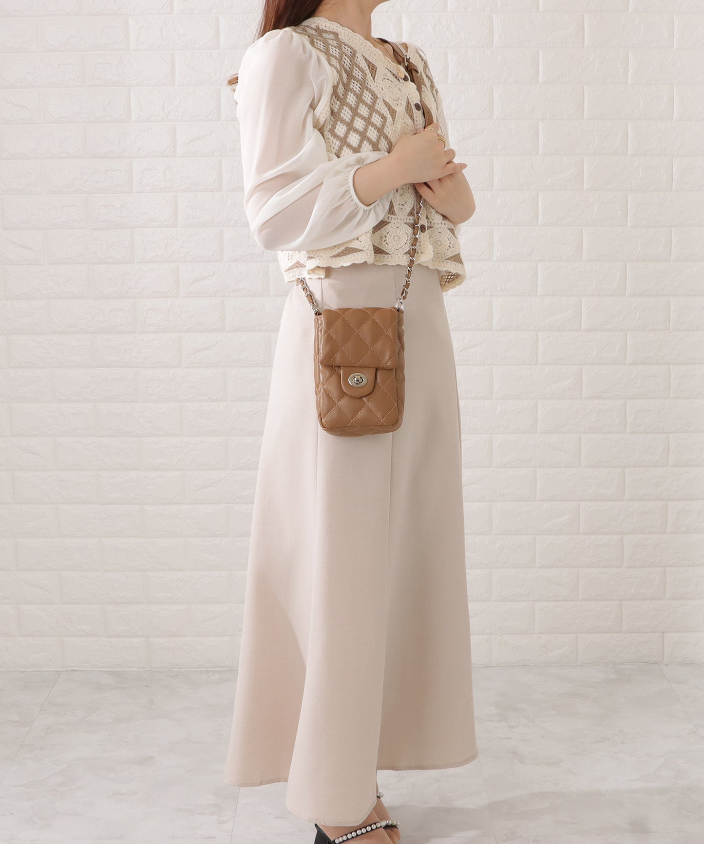 メタリックバックル付きレザー調キルティングショルダーバッグ