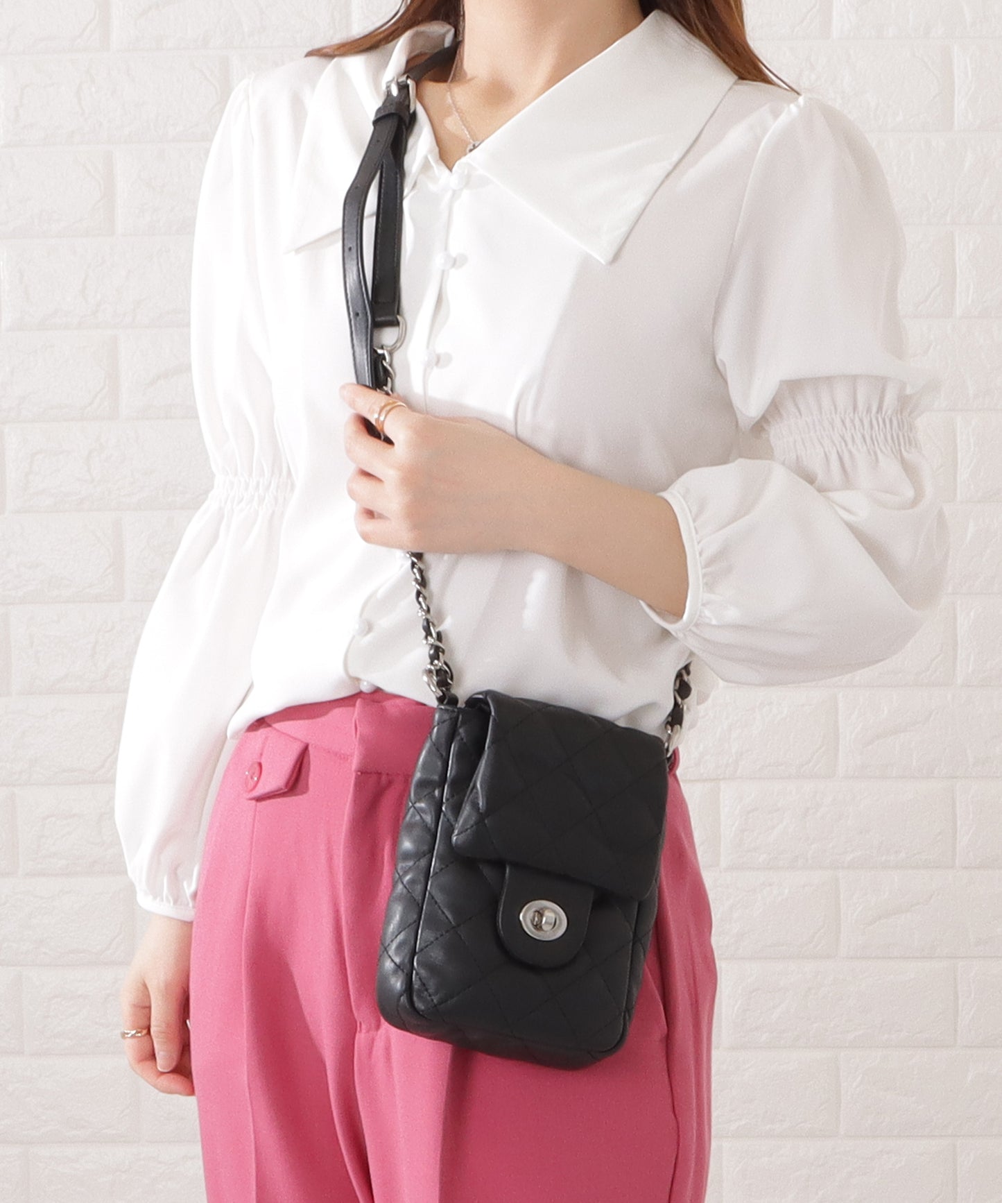 メタリックバックル付きレザー調キルティングショルダーバッグ