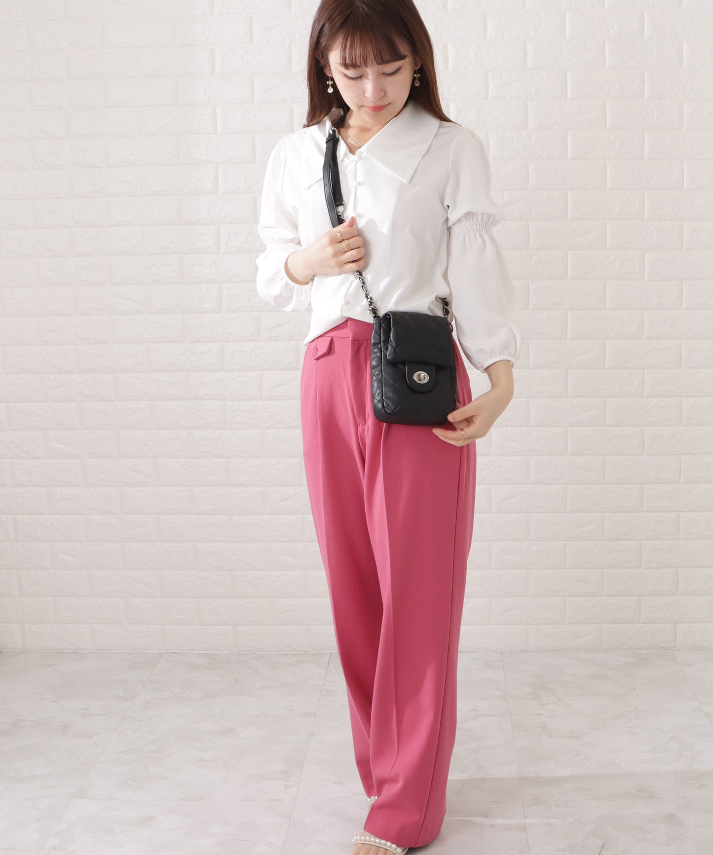 メタリックバックル付きレザー調キルティングショルダーバッグ