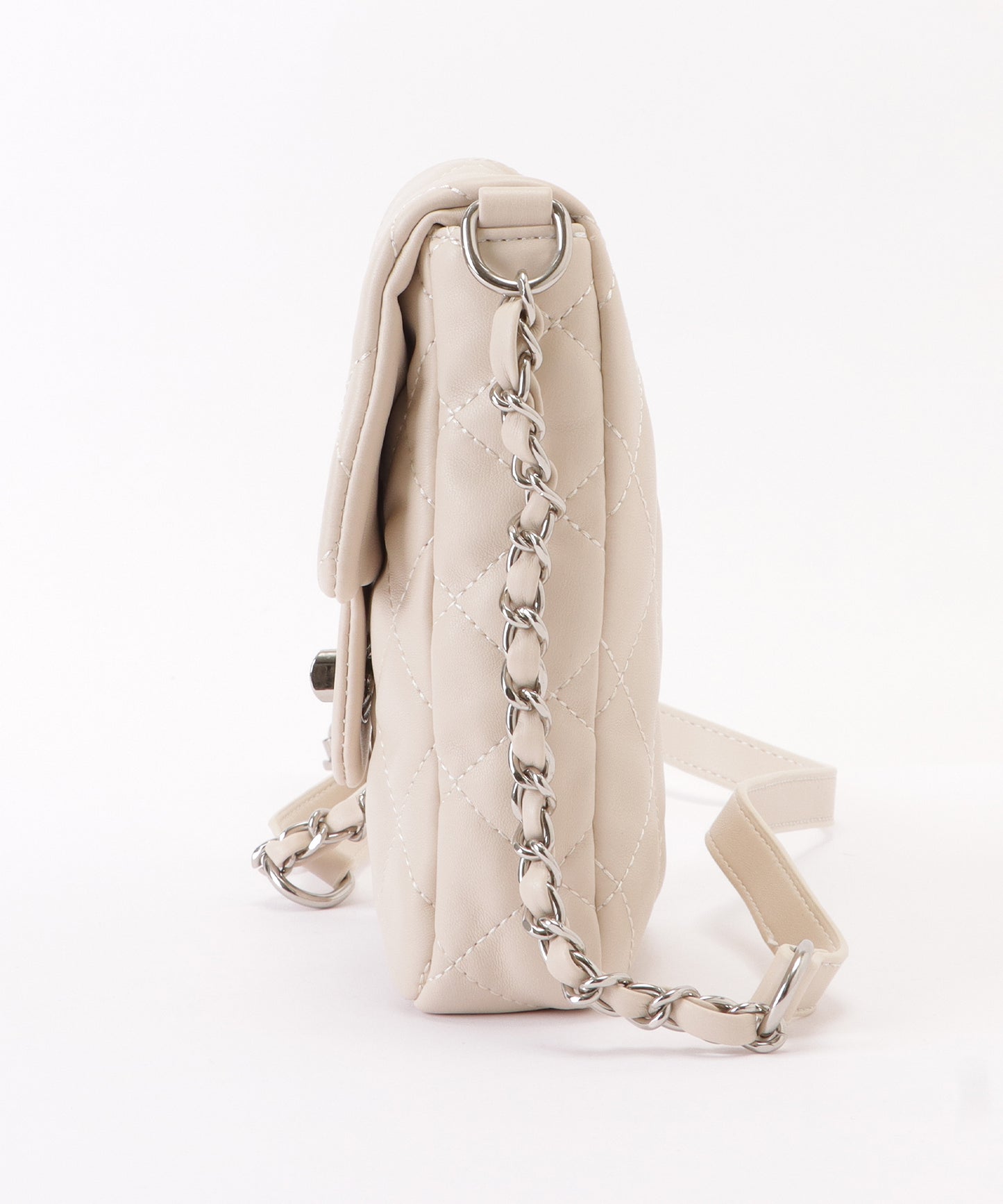 メタリックバックル付きレザー調キルティングショルダーバッグ