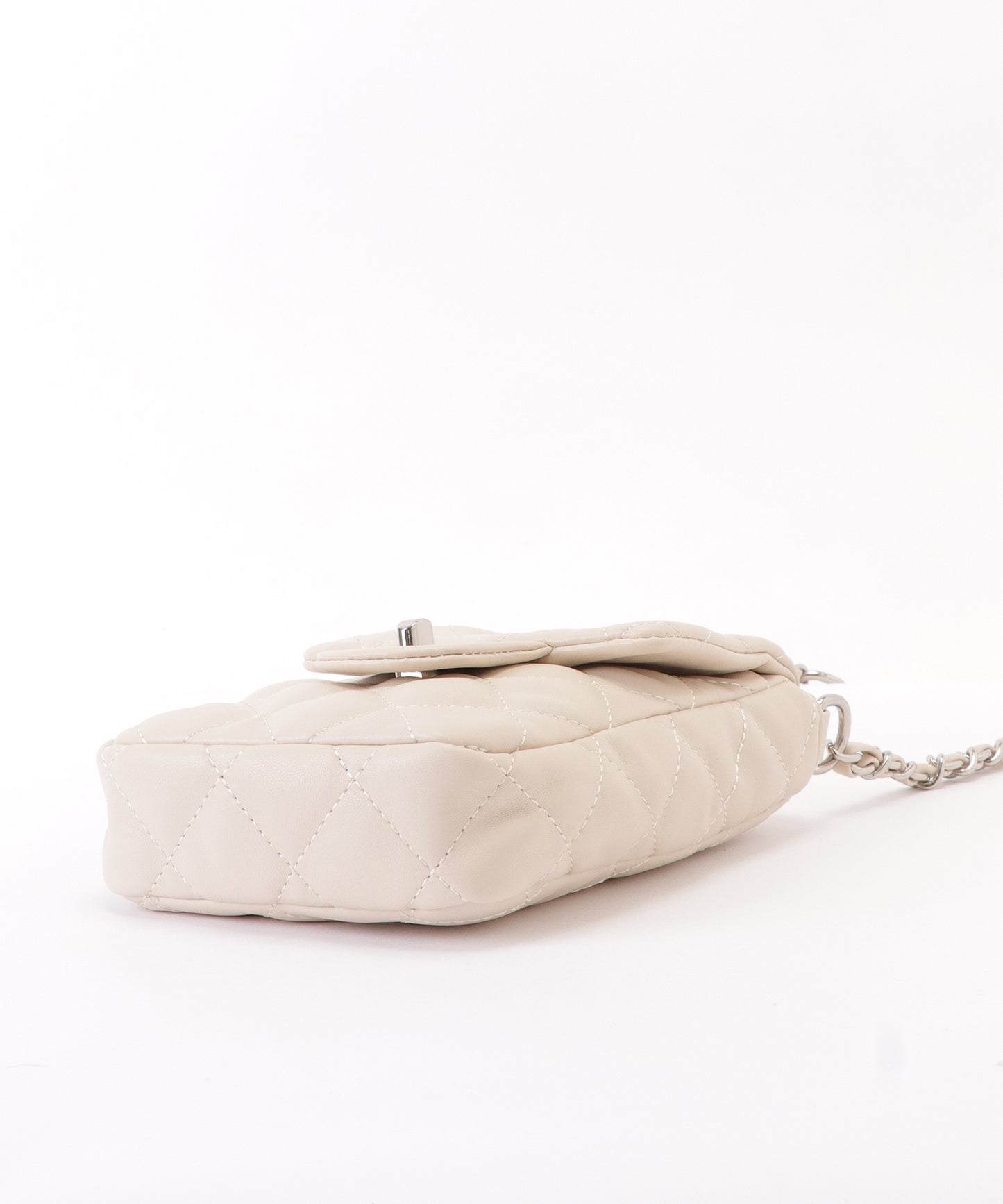 メタリックバックル付きレザー調キルティングショルダーバッグ