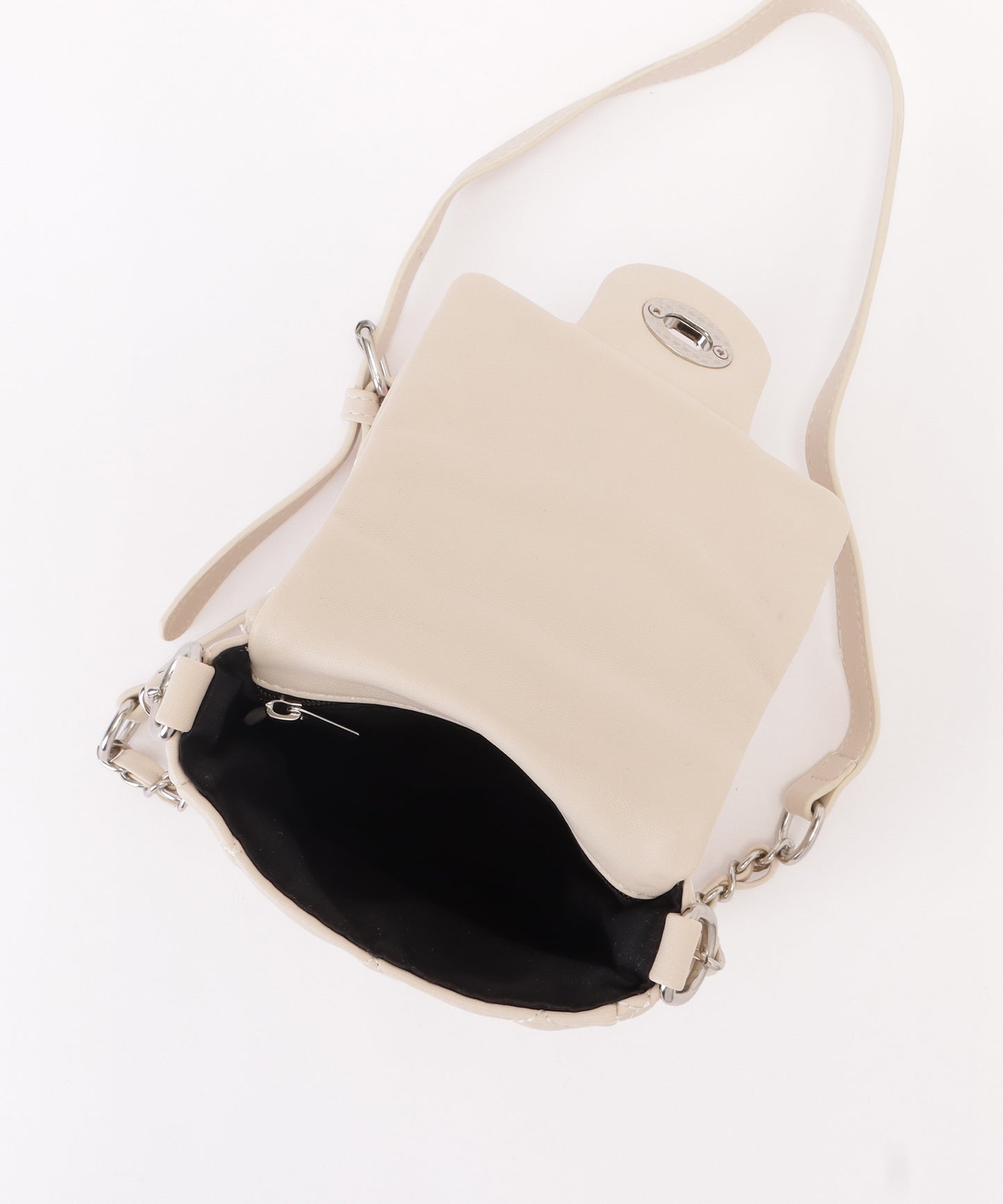 メタリックバックル付きレザー調キルティングショルダーバッグ