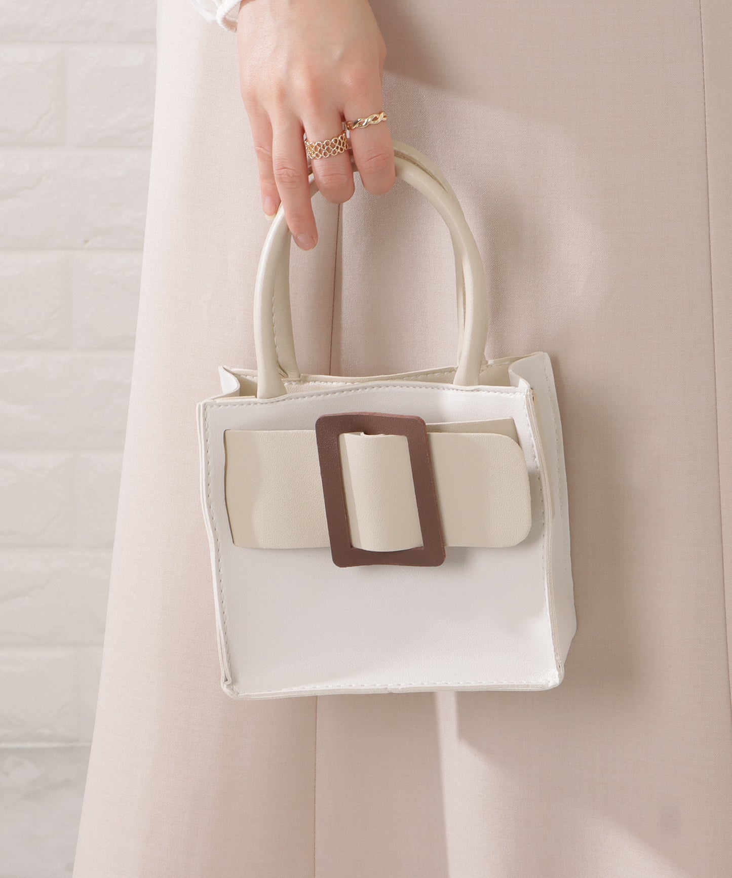 レザー調2WAYベルトデザインスクエアバッグ