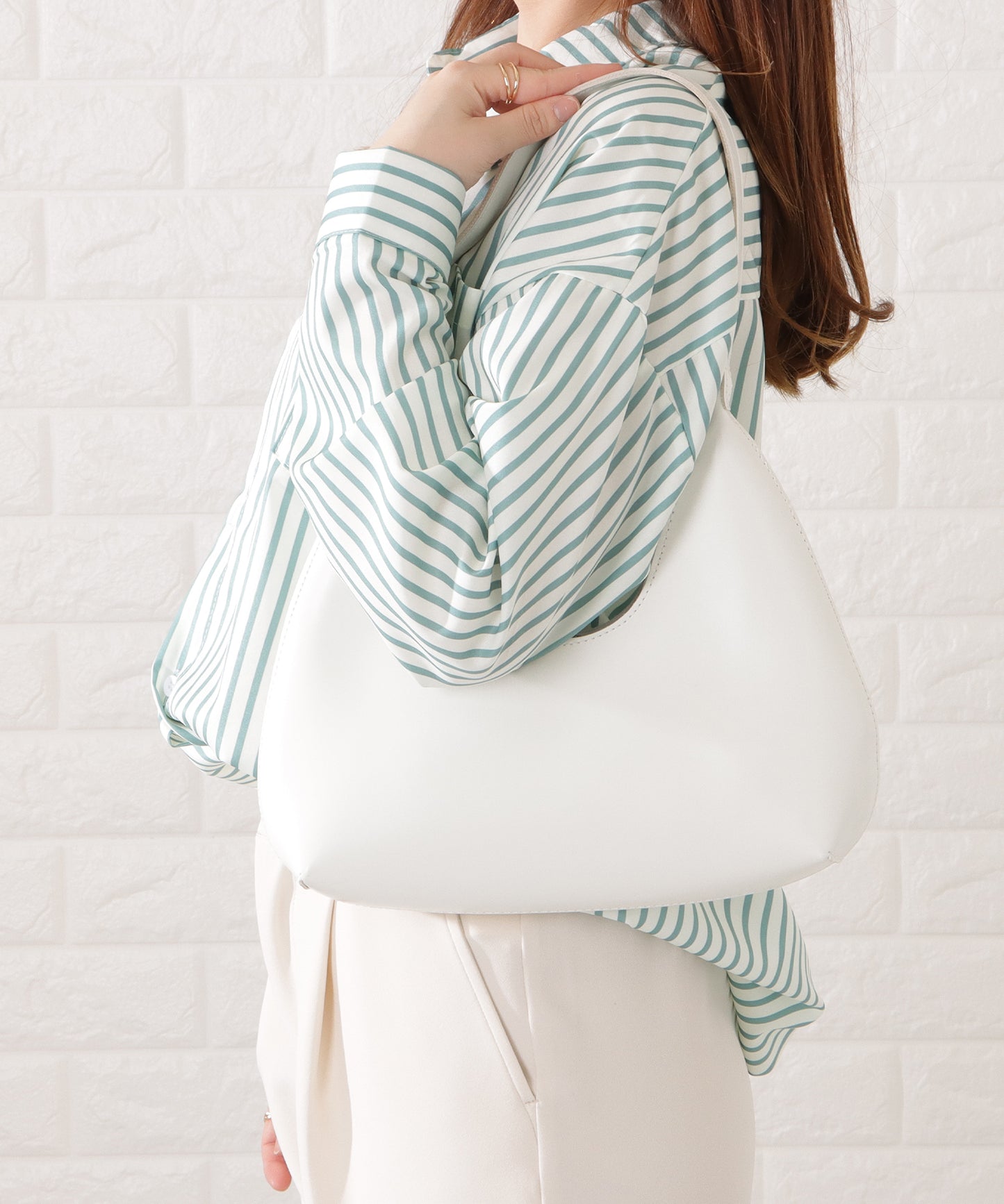 レザー調ワンハンドルハンドバッグ