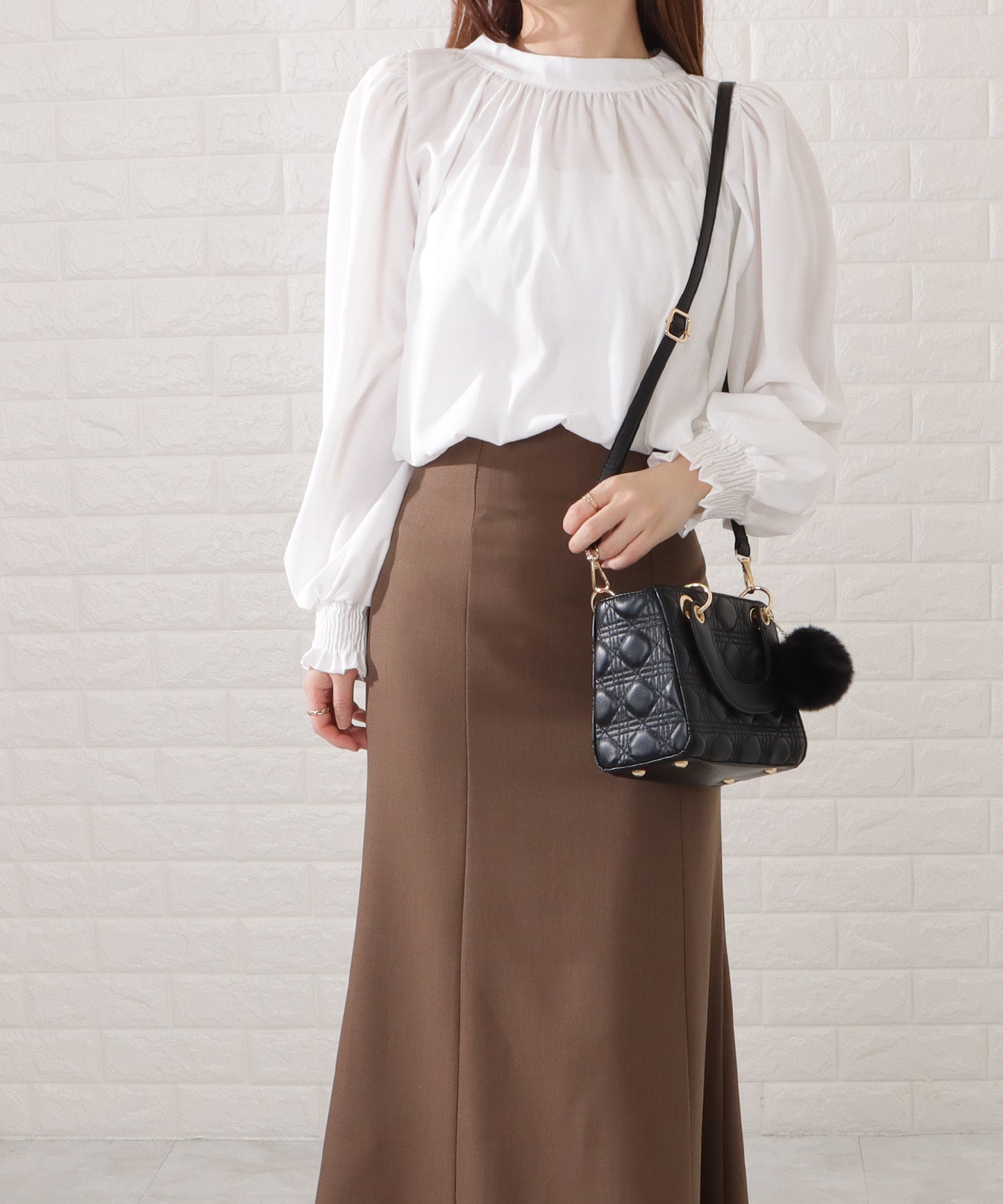 ファーチャーム付きキルティングスクエアハンドバッグ