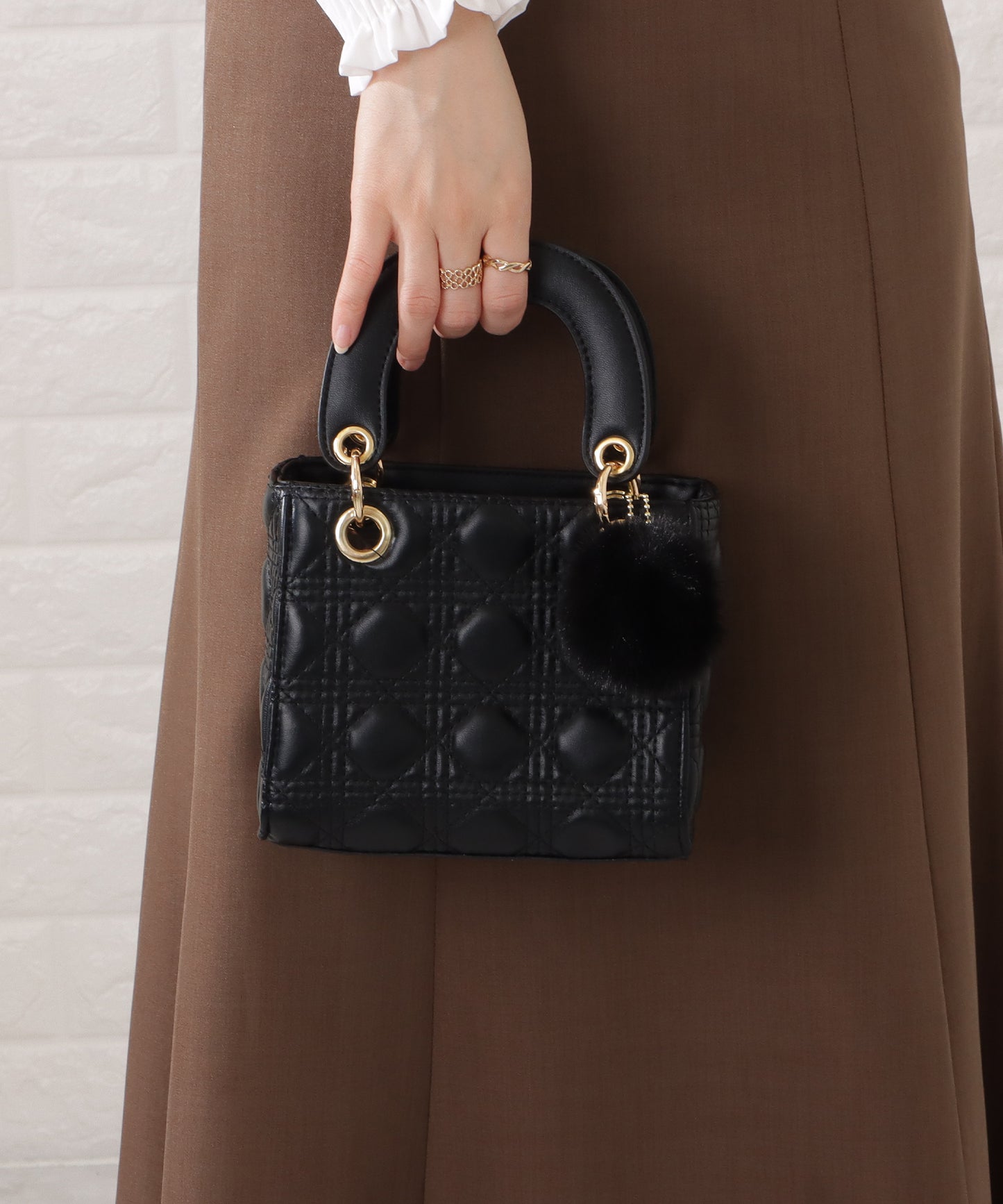 ファーチャーム付きキルティングスクエアハンドバッグ