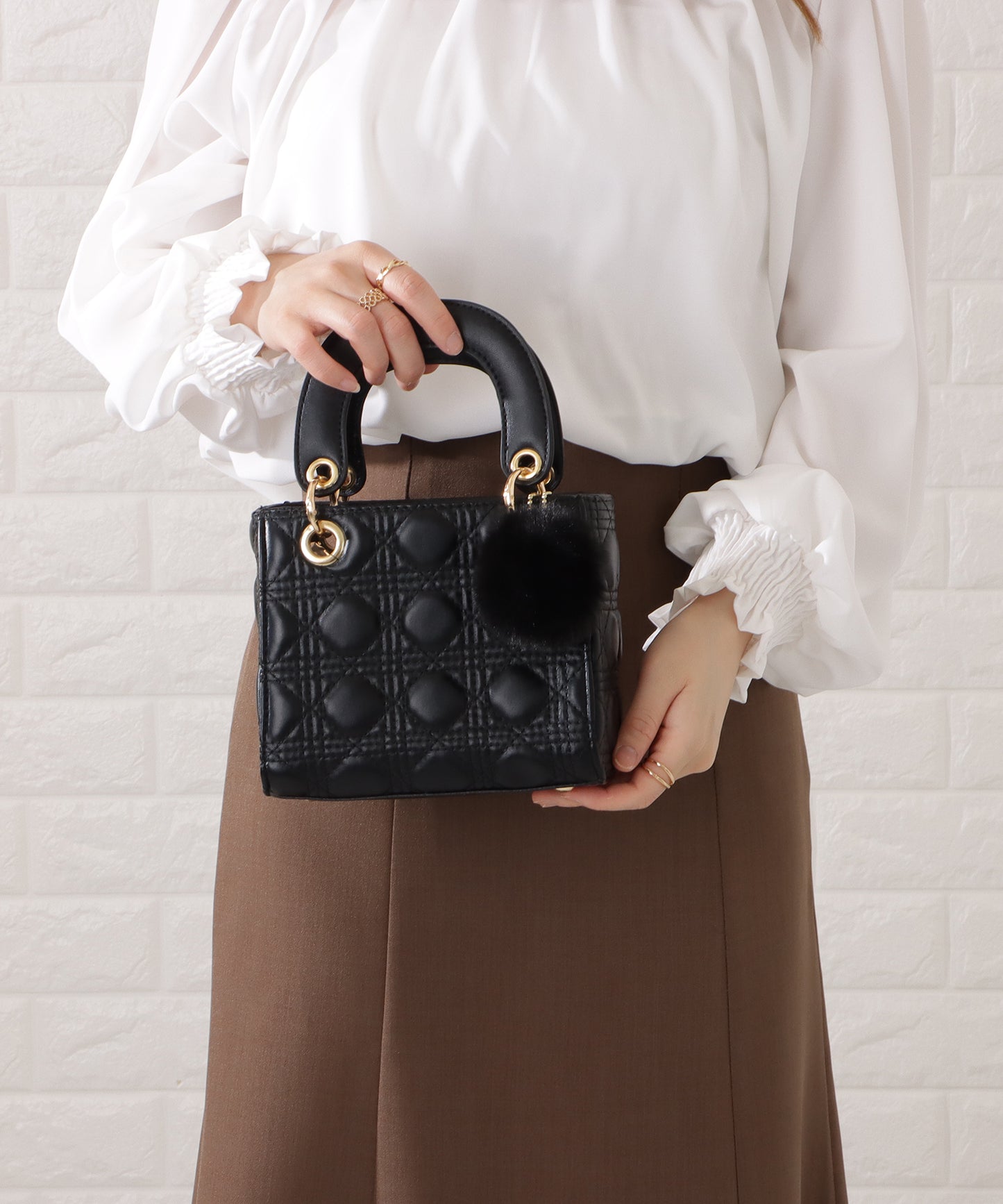 ファーチャーム付きキルティングスクエアハンドバッグ