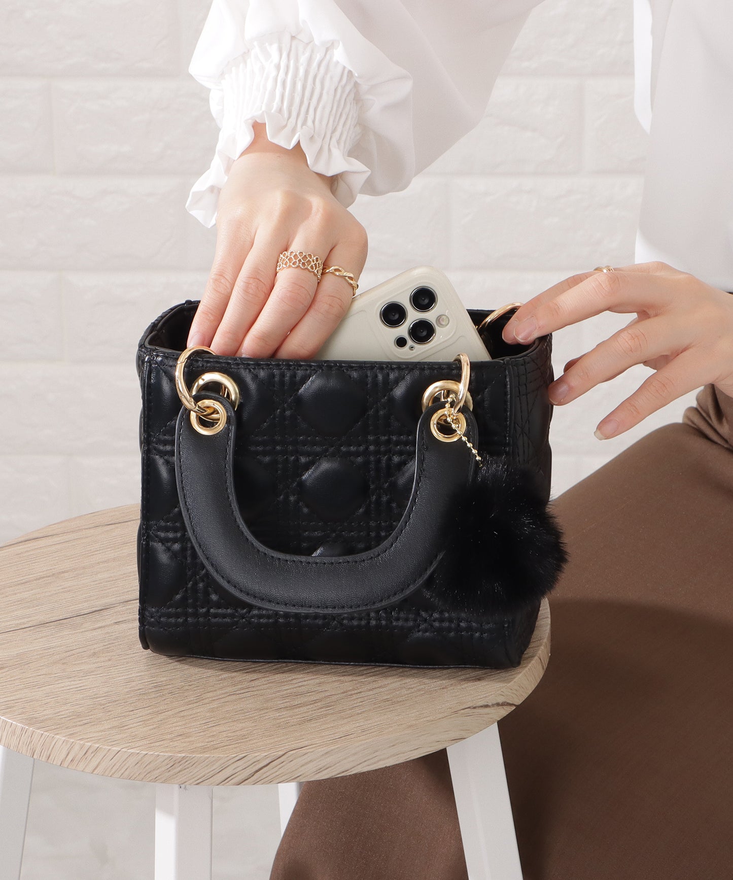 ファーチャーム付きキルティングスクエアハンドバッグ