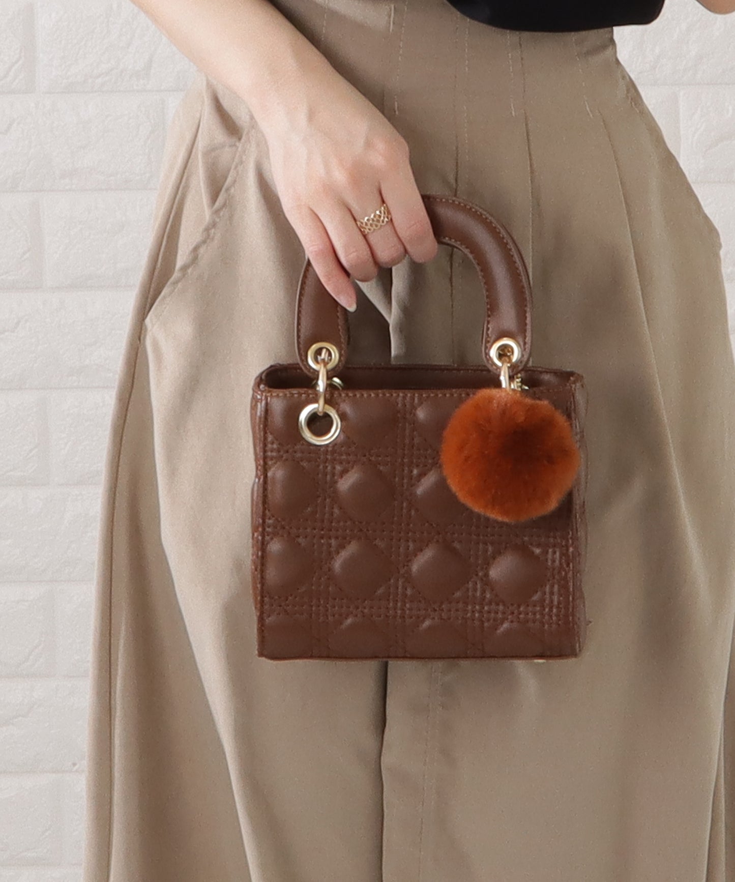 ファーチャーム付きキルティングスクエアハンドバッグ