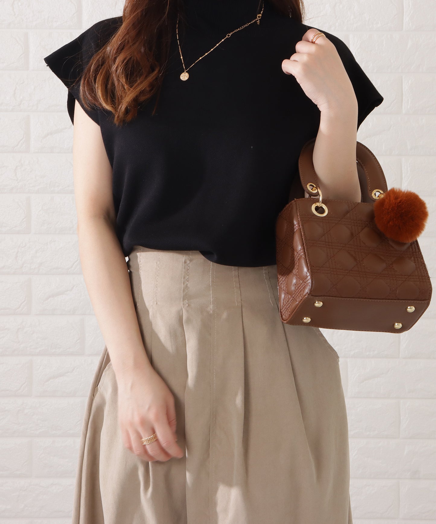 ファーチャーム付きキルティングスクエアハンドバッグ