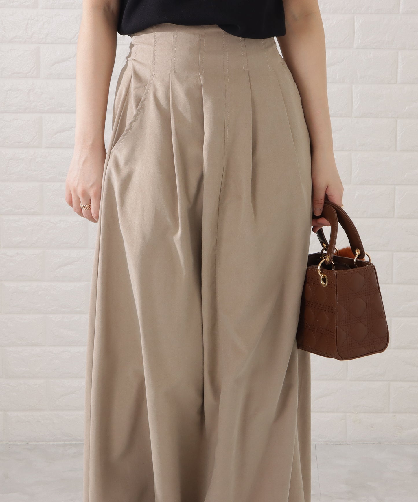 ファーチャーム付きキルティングスクエアハンドバッグ