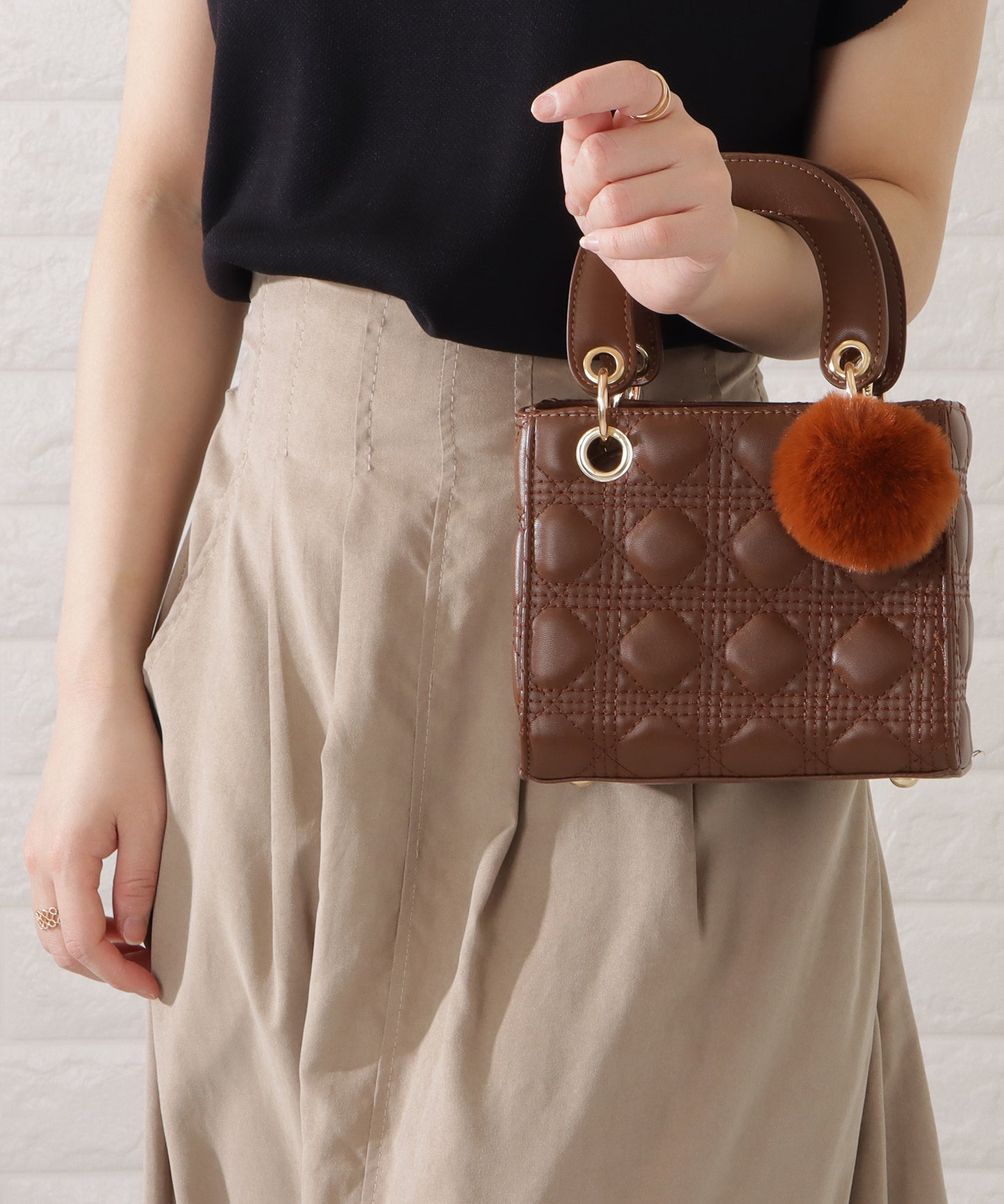 ファーチャーム付きキルティングスクエアハンドバッグ