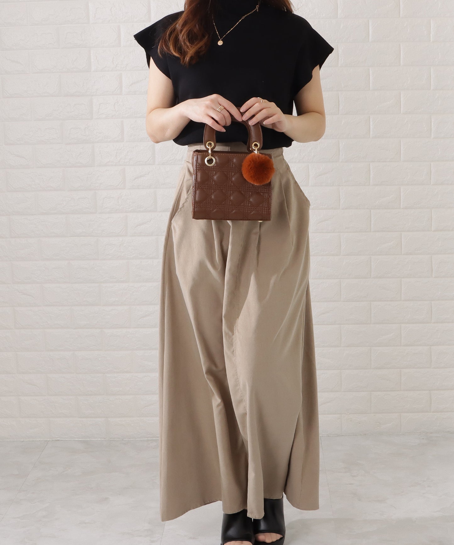 ファーチャーム付きキルティングスクエアハンドバッグ