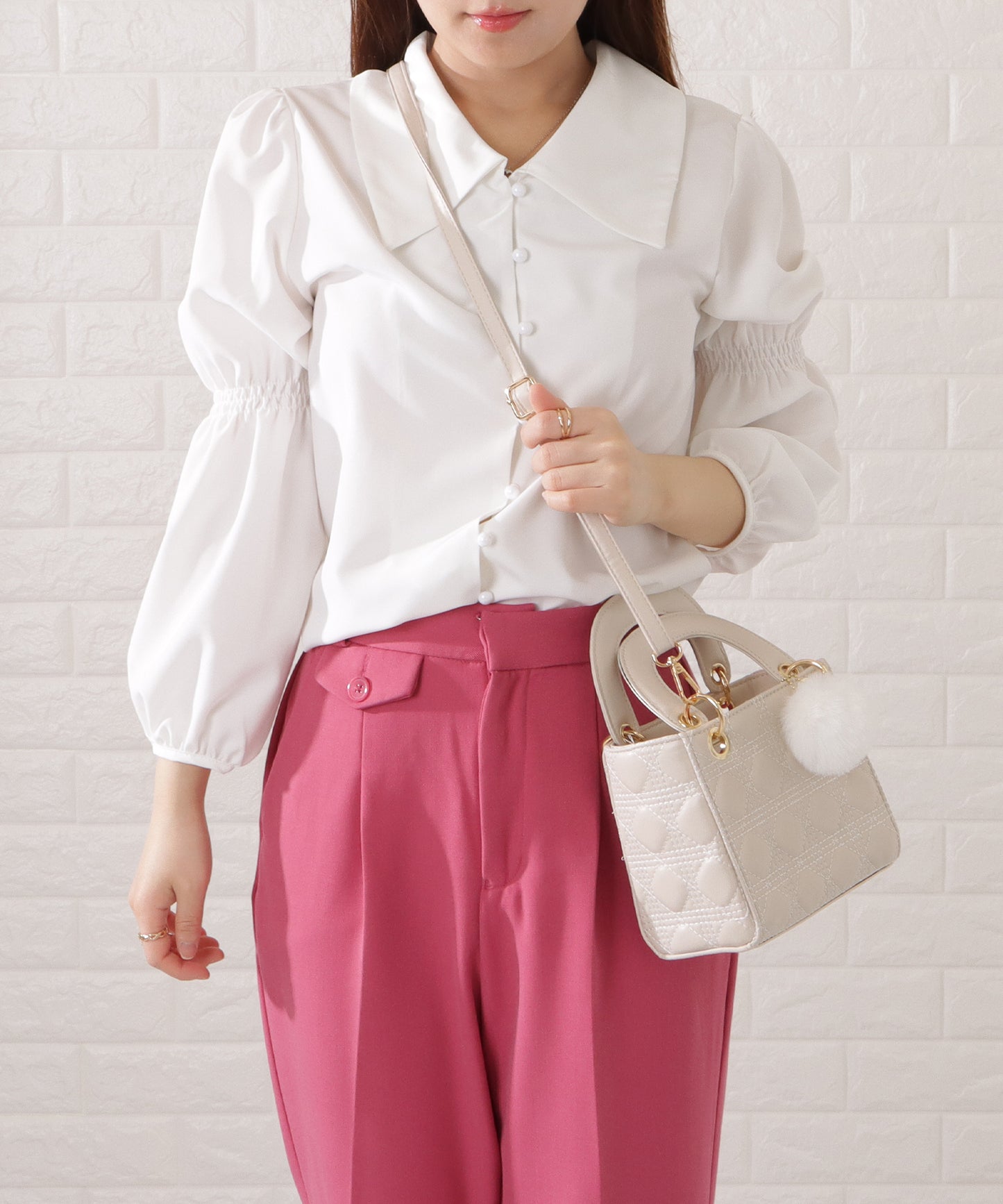 ファーチャーム付きキルティングスクエアハンドバッグ