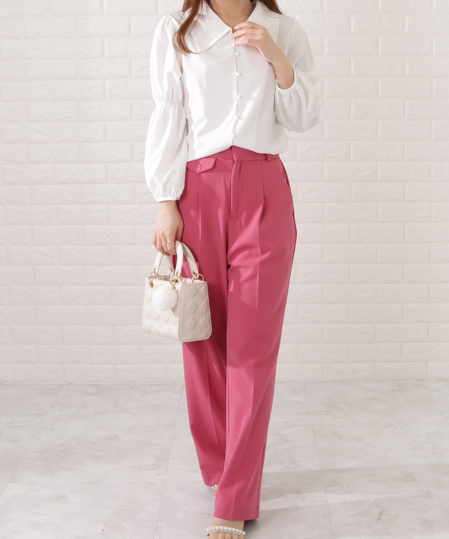 ファーチャーム付きキルティングスクエアハンドバッグ