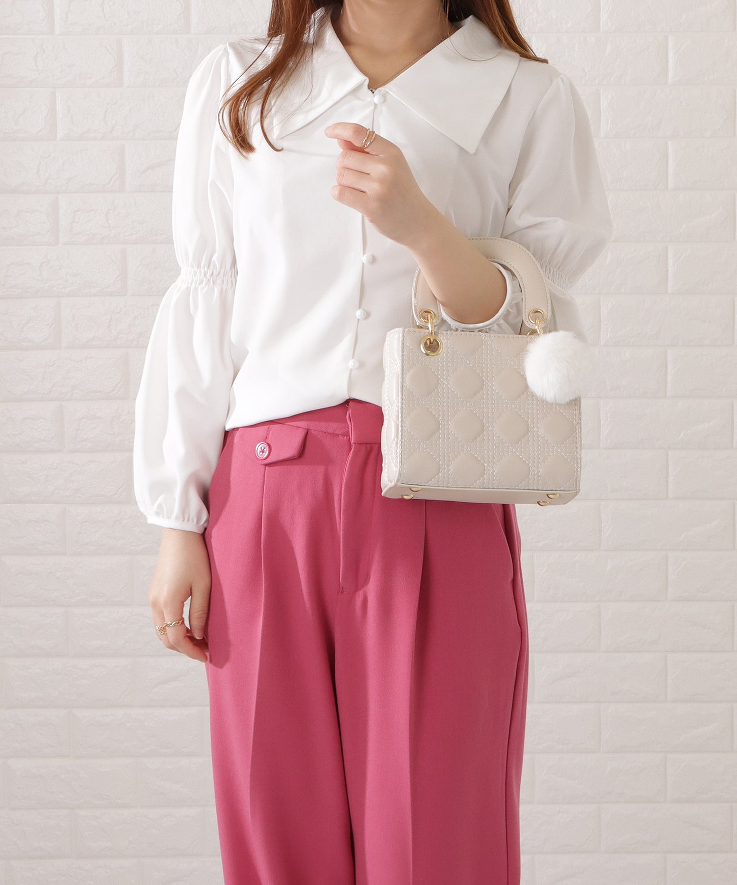 ファーチャーム付きキルティングスクエアハンドバッグ