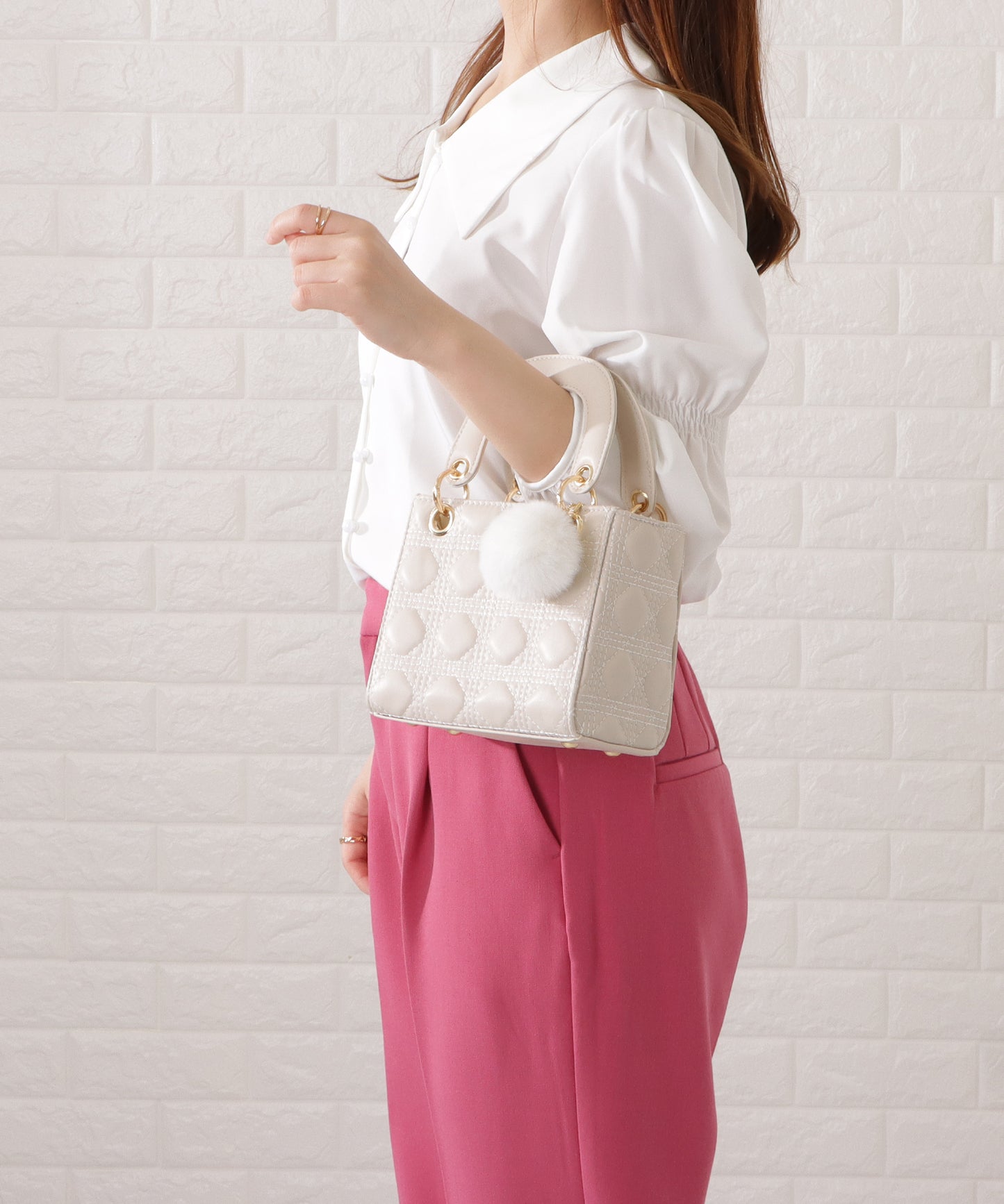 ファーチャーム付きキルティングスクエアハンドバッグ