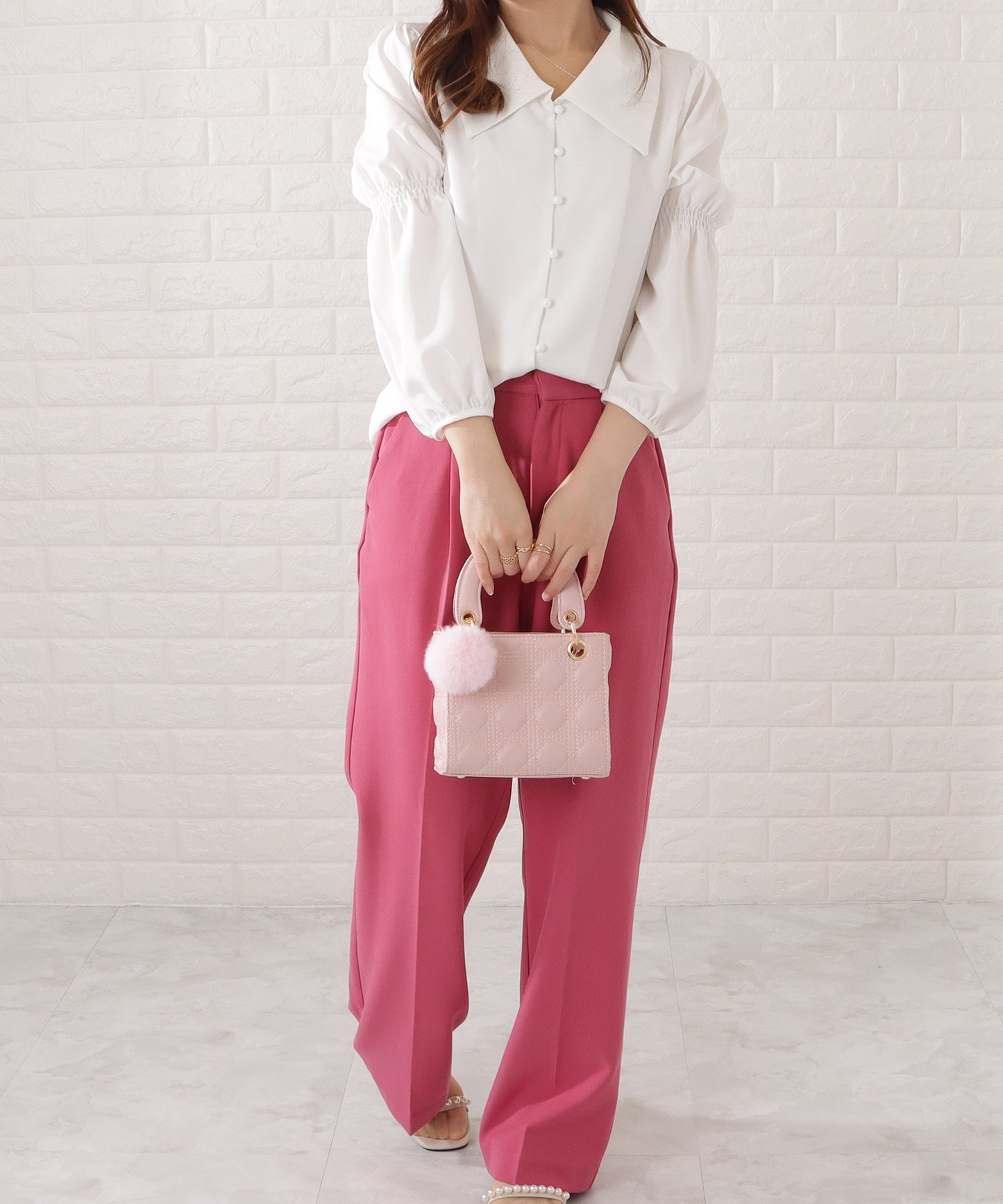 ファーチャーム付きキルティングスクエアハンドバッグ