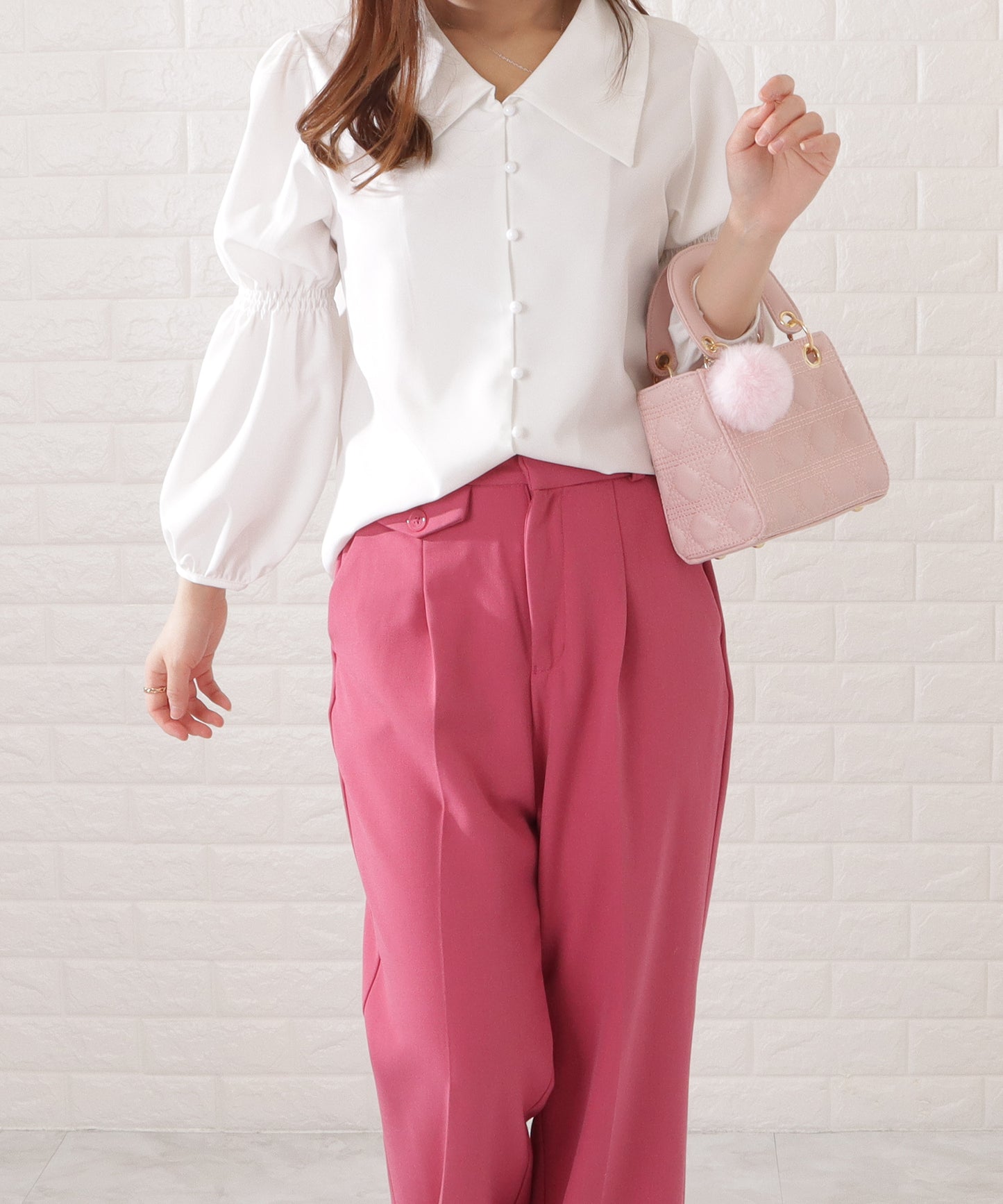 ファーチャーム付きキルティングスクエアハンドバッグ