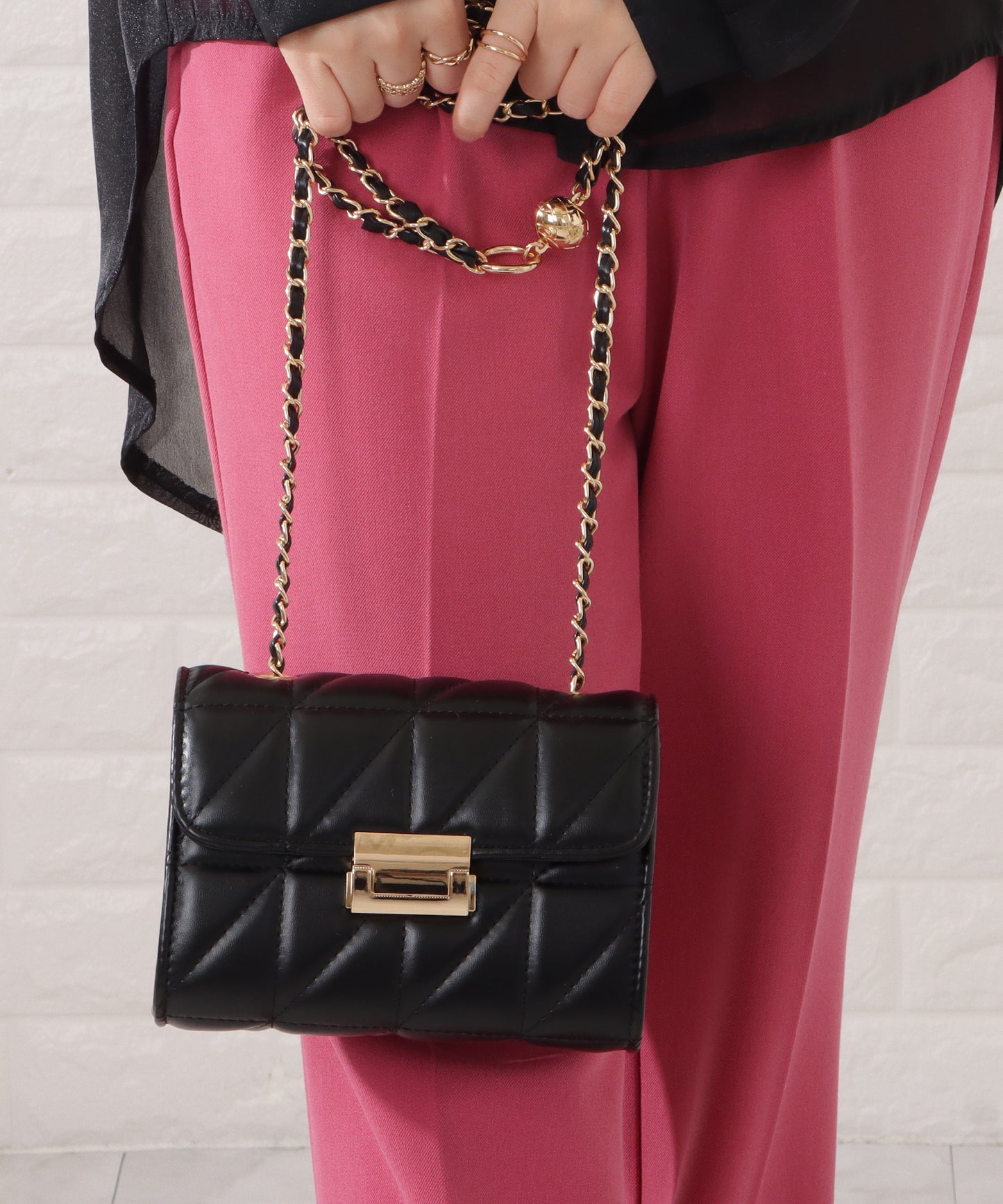 レザー調トライアングルキルティングチェーンショルダーバッグ