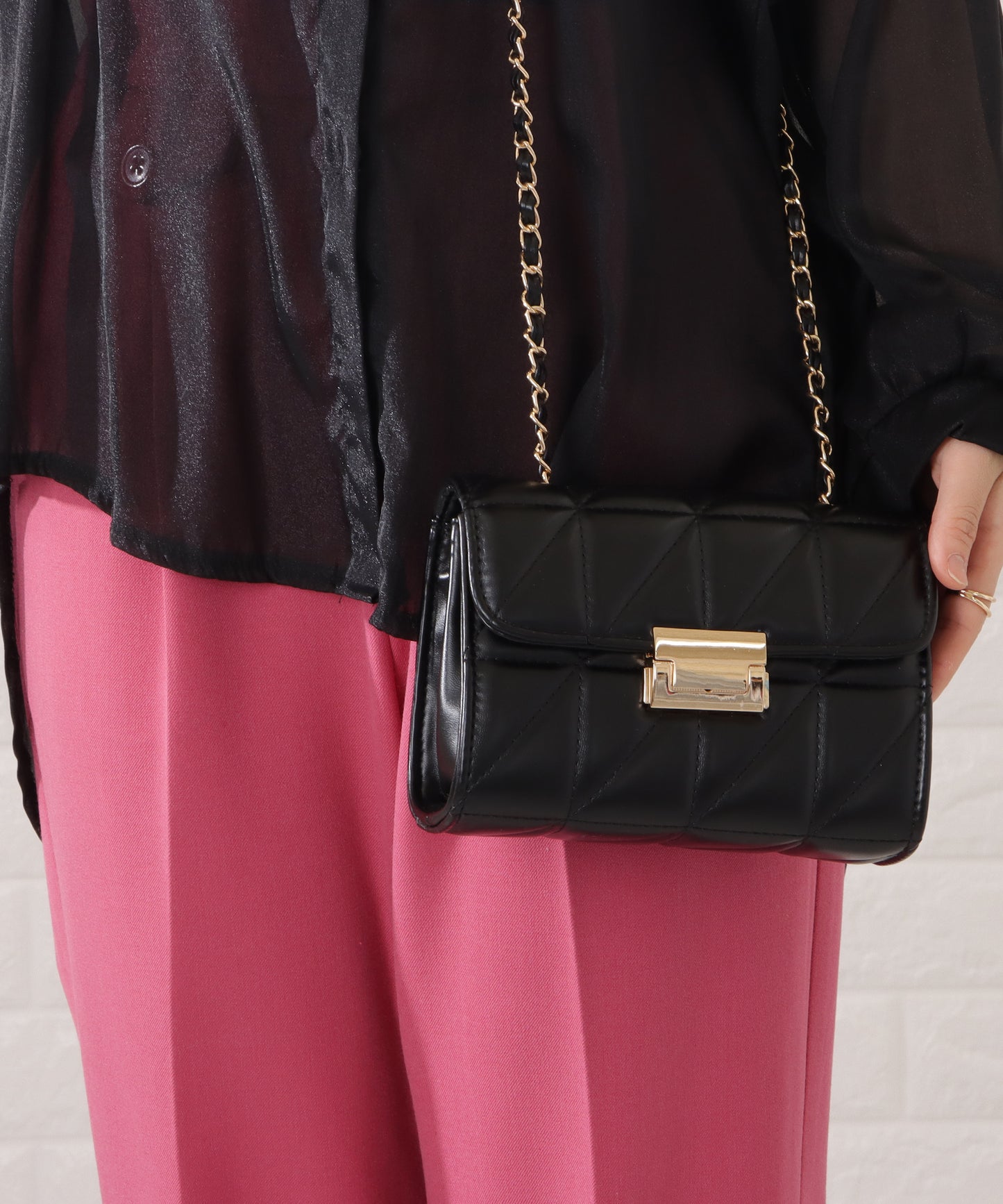 レザー調トライアングルキルティングチェーンショルダーバッグ