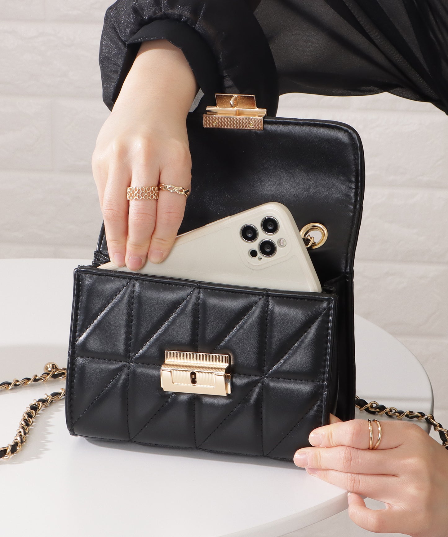 レザー調トライアングルキルティングチェーンショルダーバッグ