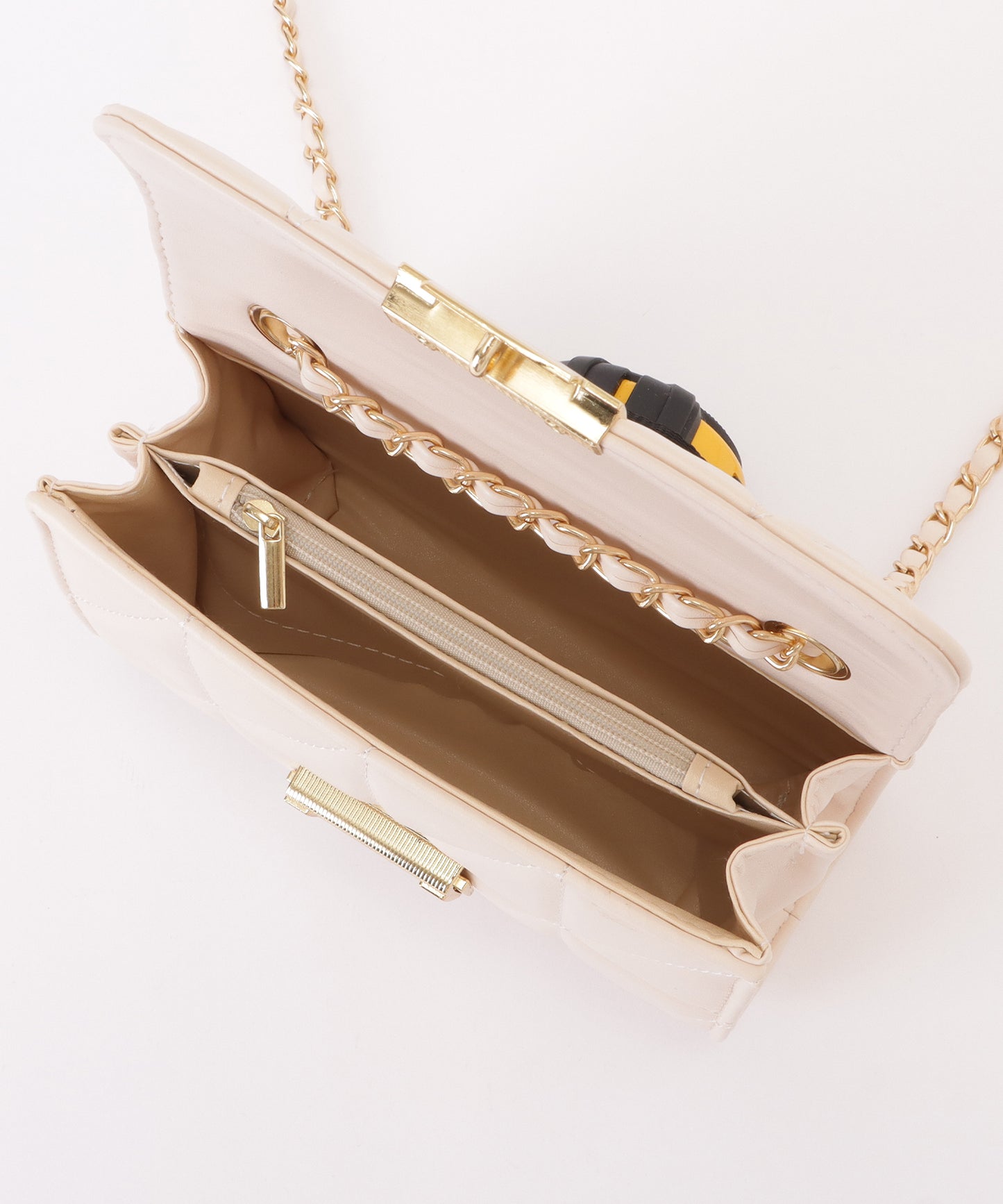 レザー調トライアングルキルティングチェーンショルダーバッグ