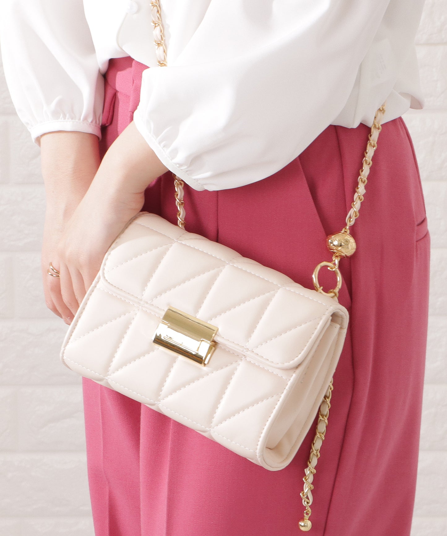 レザー調トライアングルキルティングチェーンショルダーバッグ