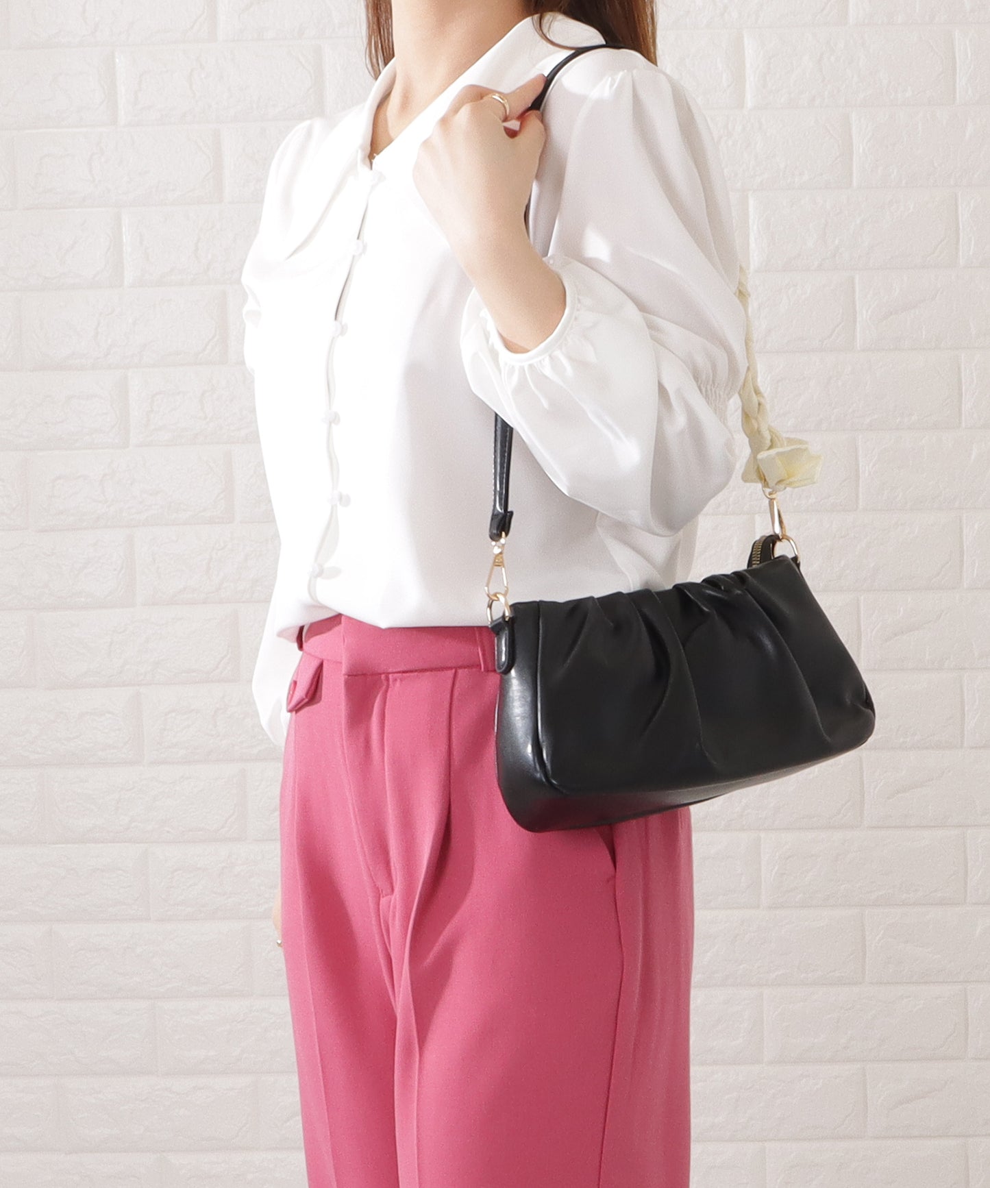 レザー調パール付きギャザーショルダーバッグ