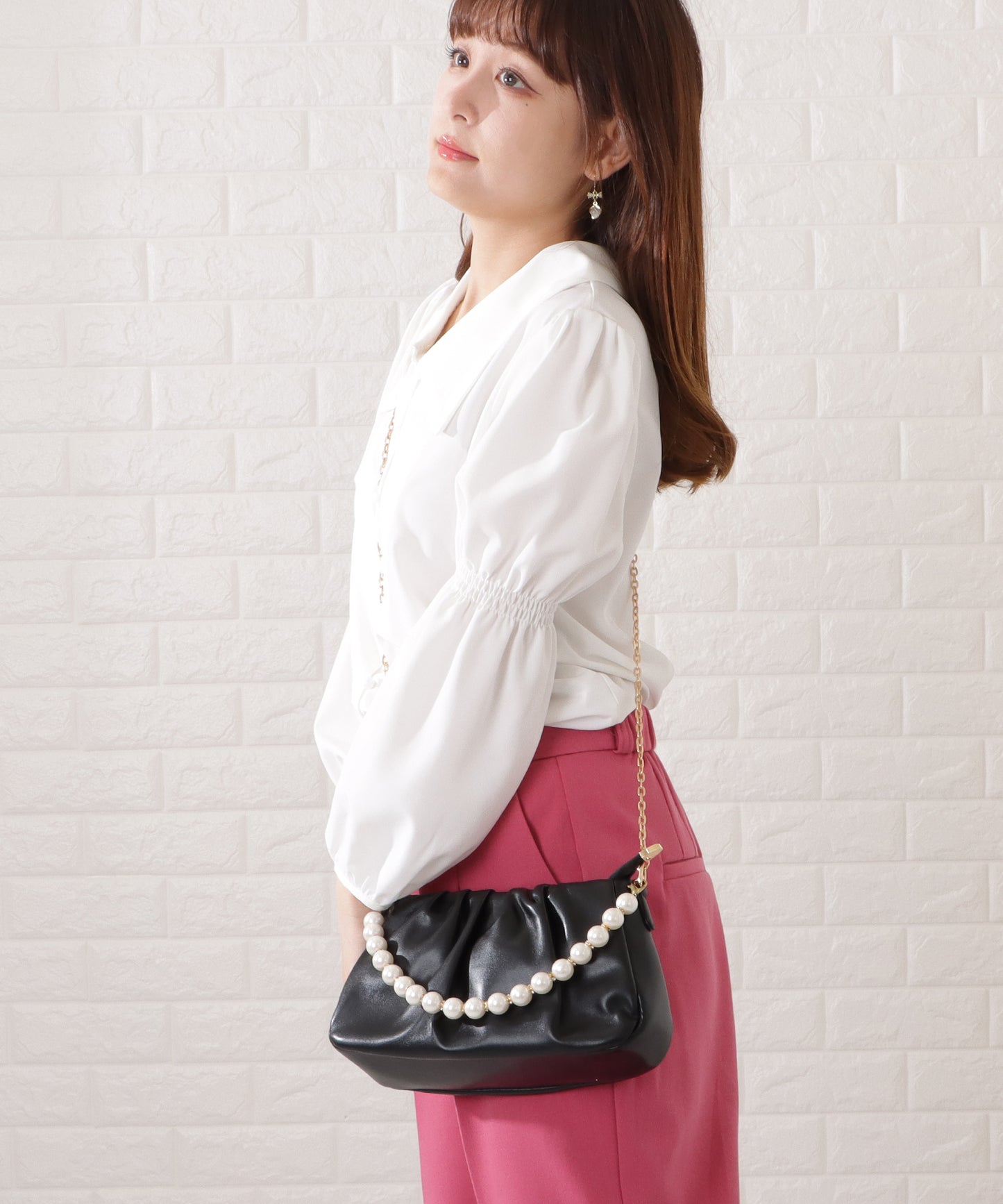 レザー調パール付きギャザーショルダーバッグ