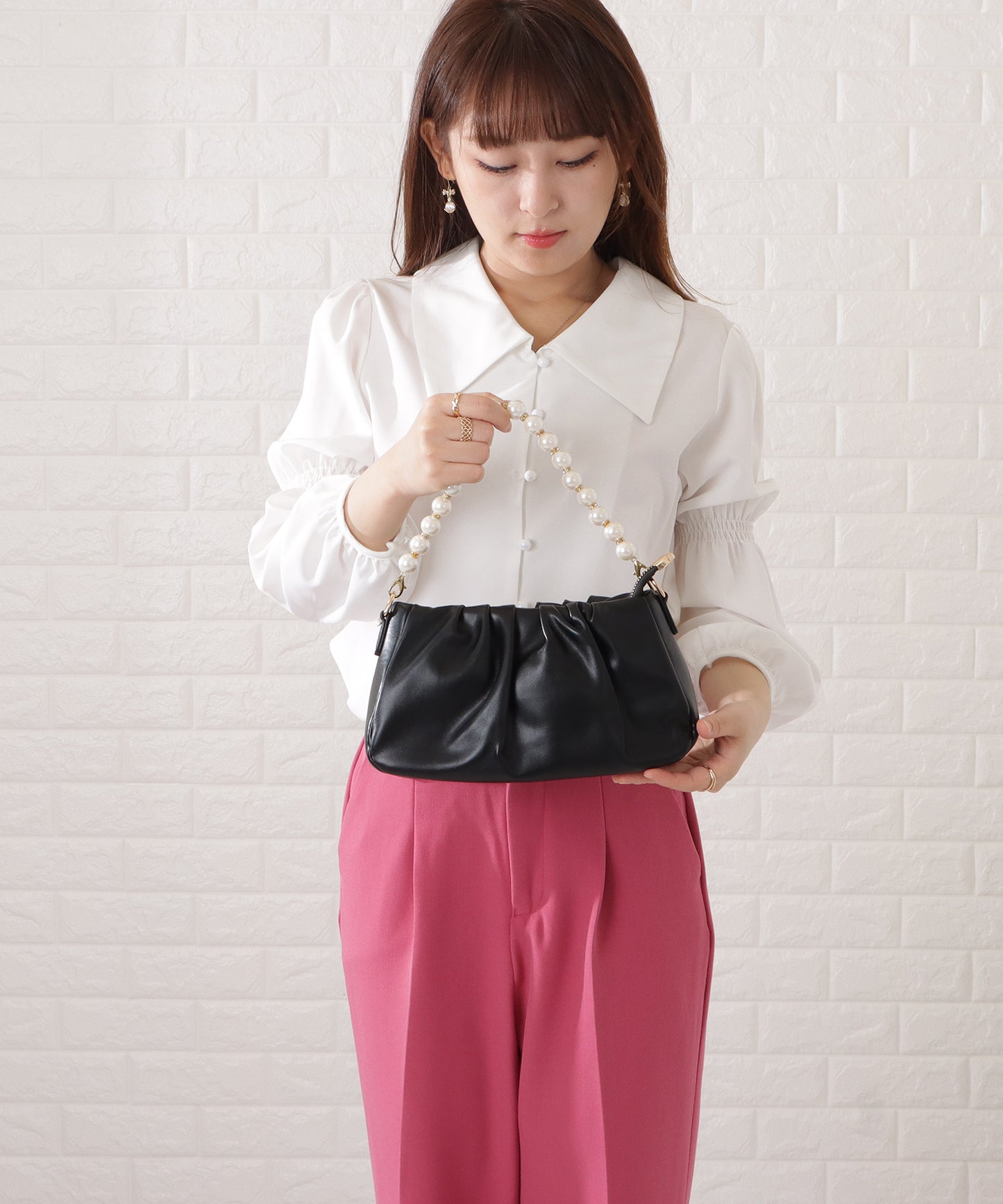 レザー調パール付きギャザーショルダーバッグ
