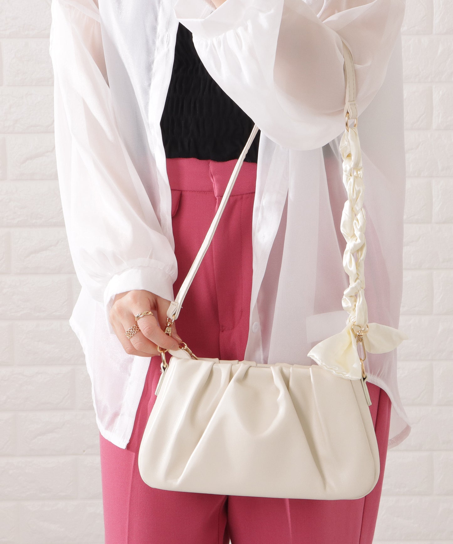 レザー調パール付きギャザーショルダーバッグ