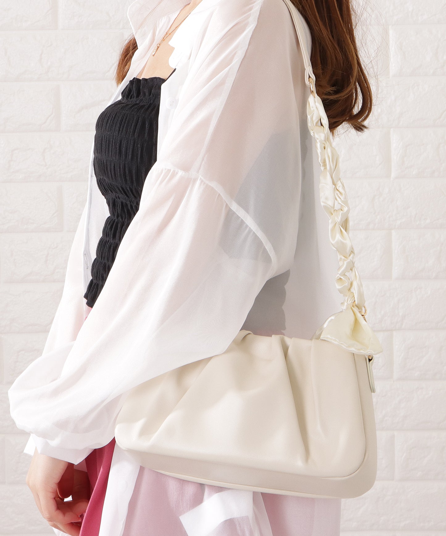 レザー調パール付きギャザーショルダーバッグ