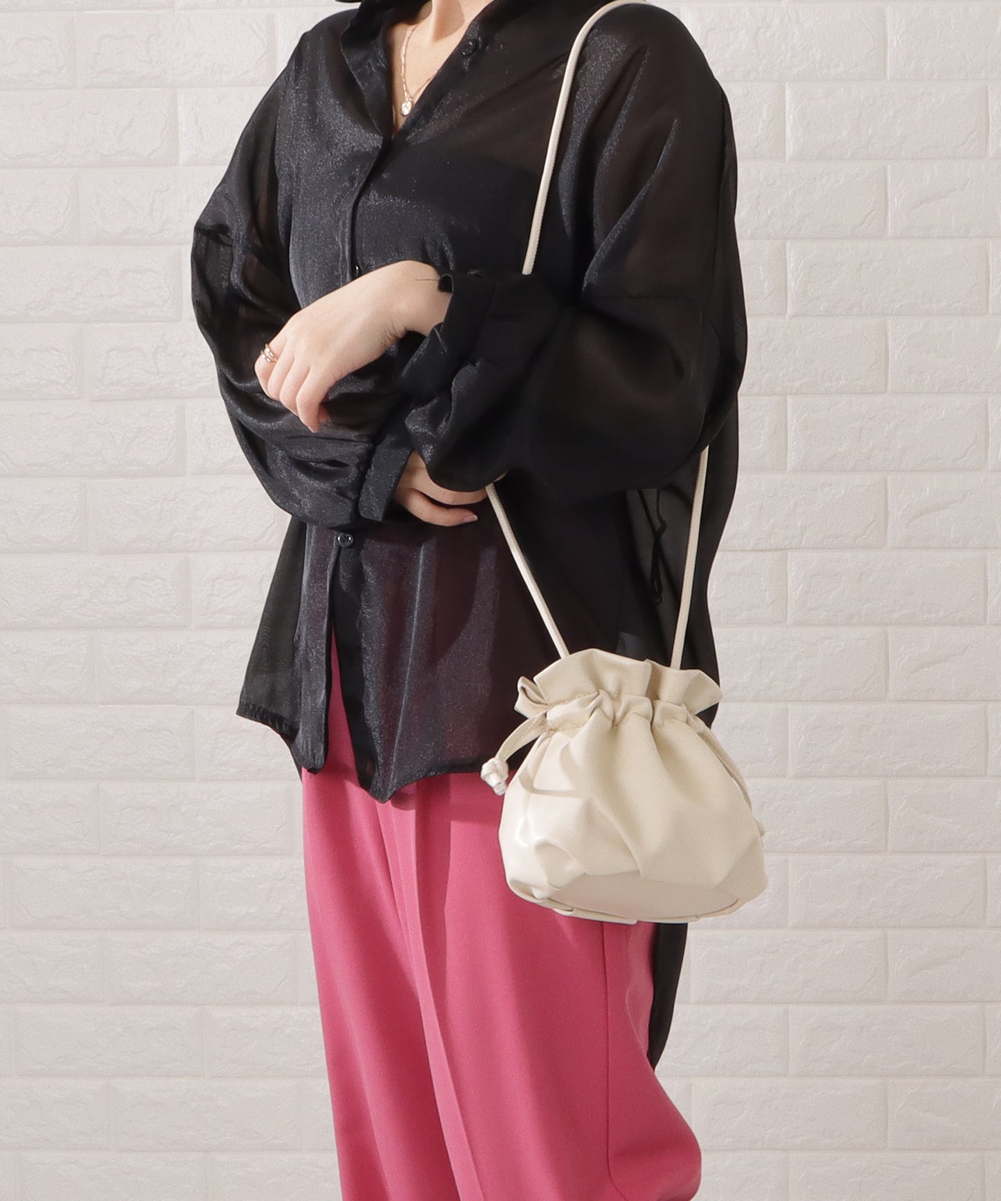 レザー調ドローストリング巾着ショルダーバッグ