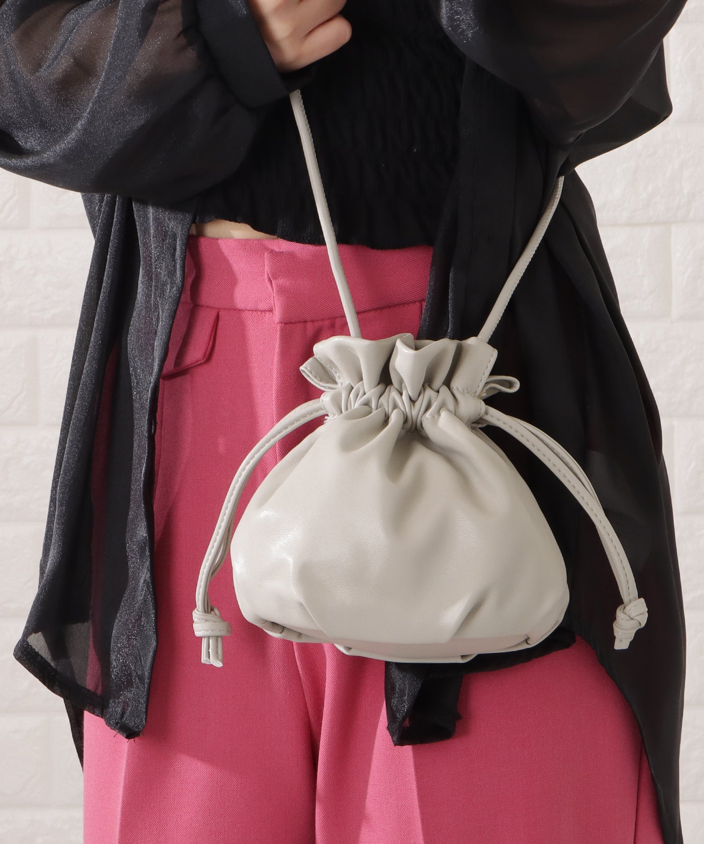 レザー調ドローストリング巾着ショルダーバッグ