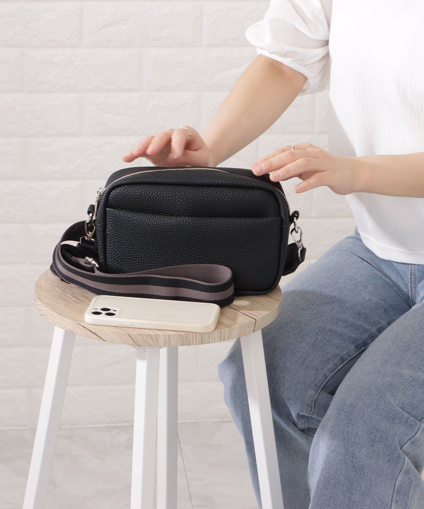 ストライプベルト付きレザー調2WAYショルダーバッグ