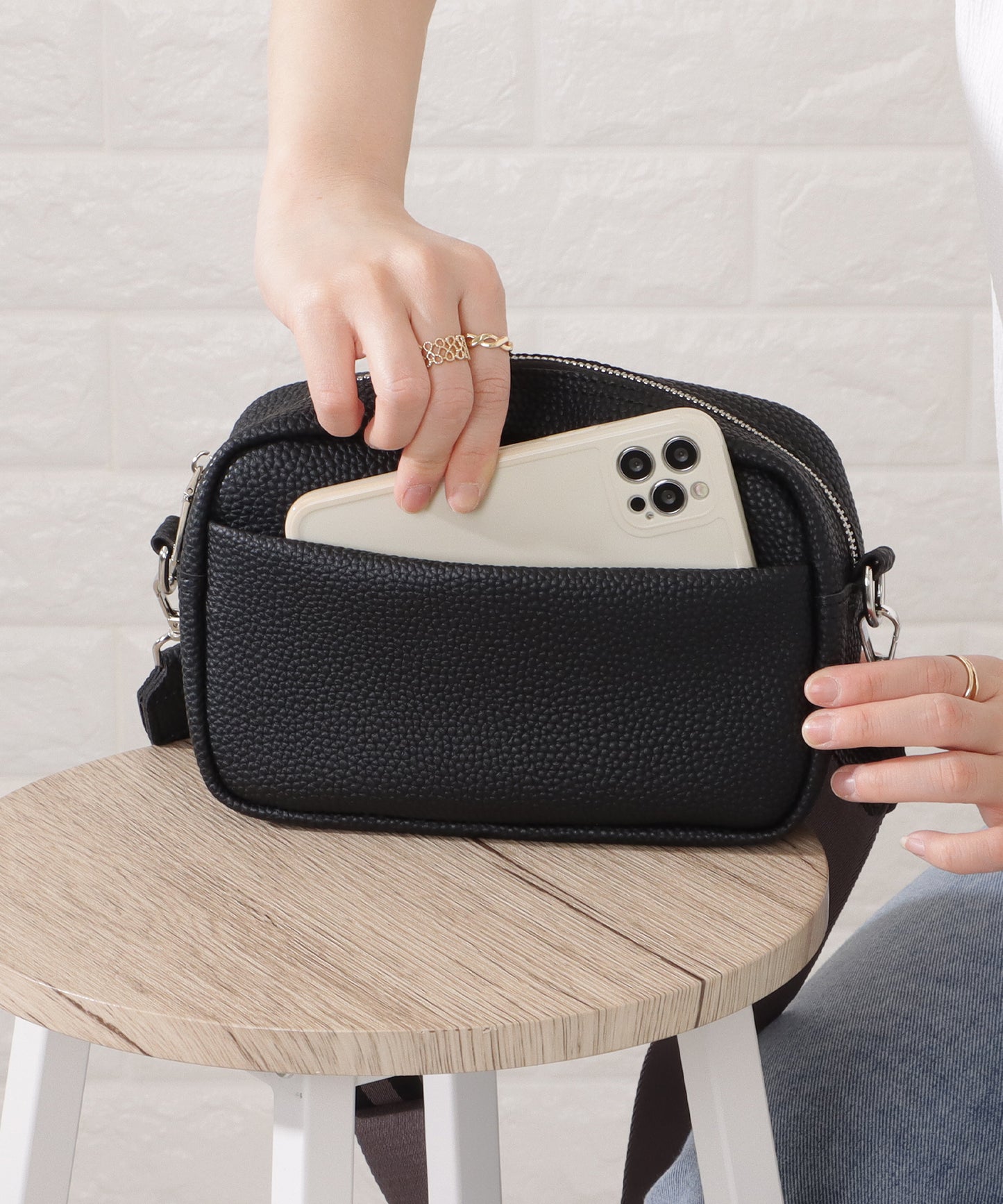 ストライプベルト付きレザー調2WAYショルダーバッグ