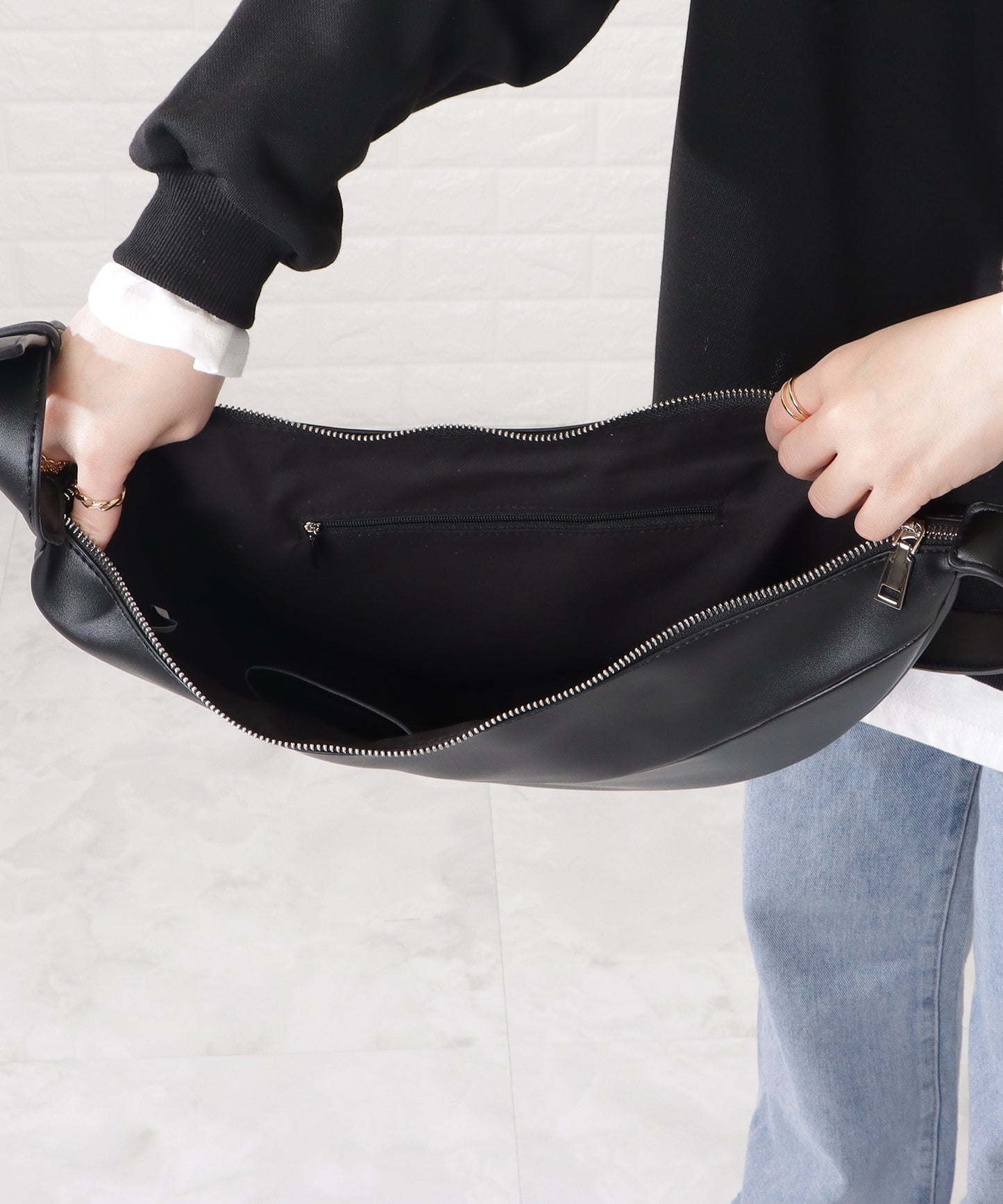 レザー調ハーフムーンショルダーバッグ