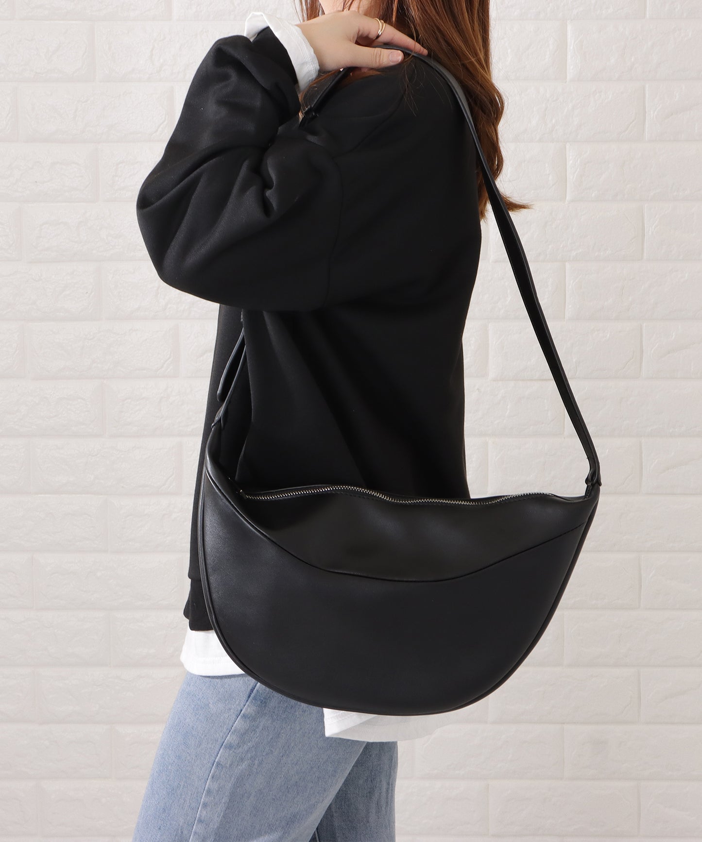 レザー調ハーフムーンショルダーバッグ