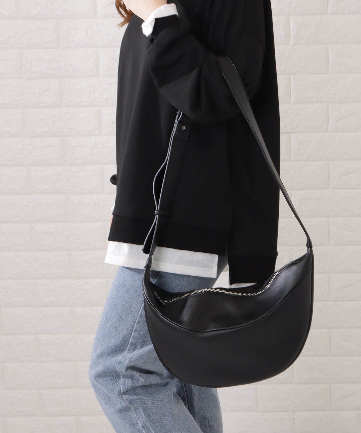 レザー調ハーフムーンショルダーバッグ