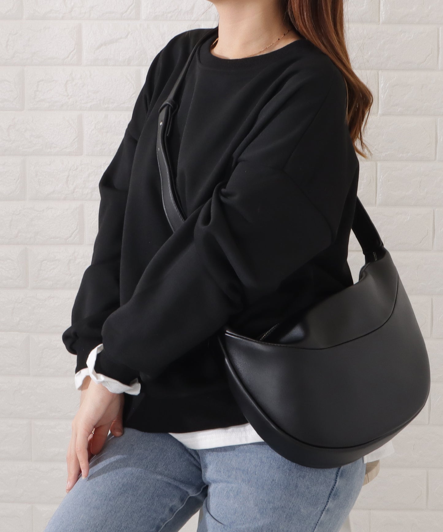 レザー調ハーフムーンショルダーバッグ