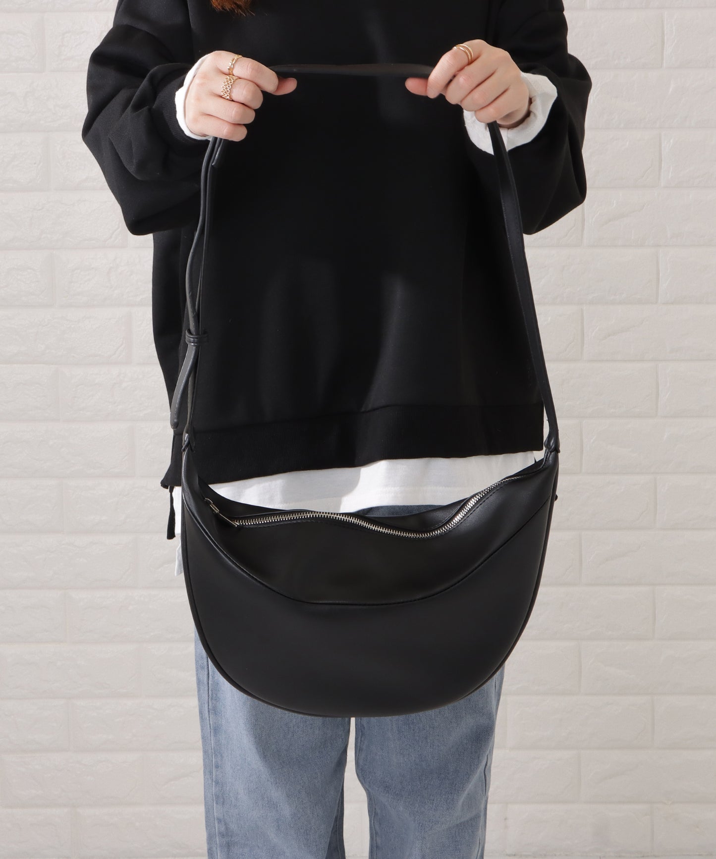 レザー調ハーフムーンショルダーバッグ