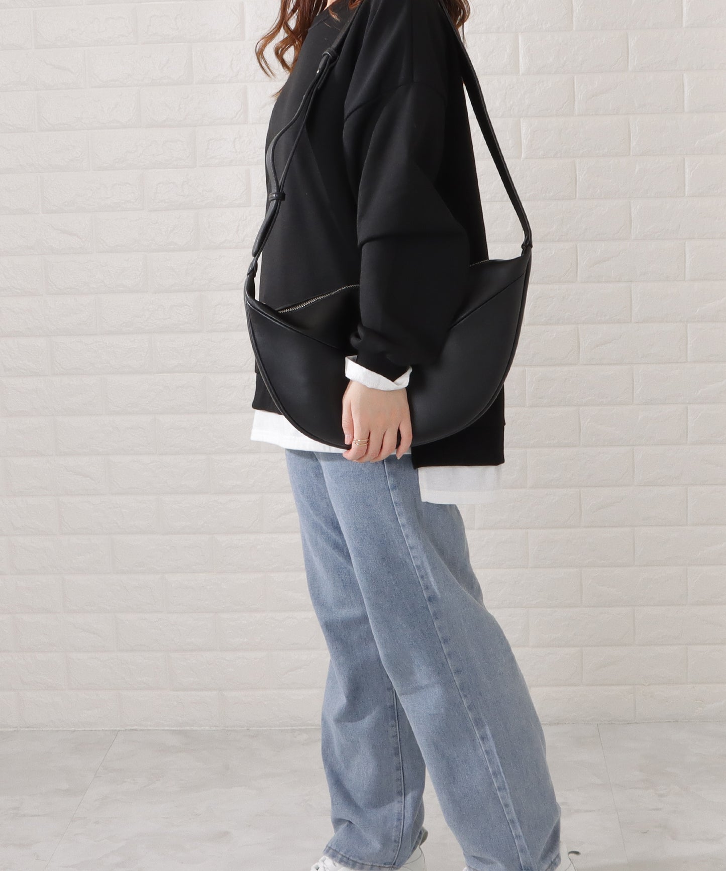 レザー調ハーフムーンショルダーバッグ